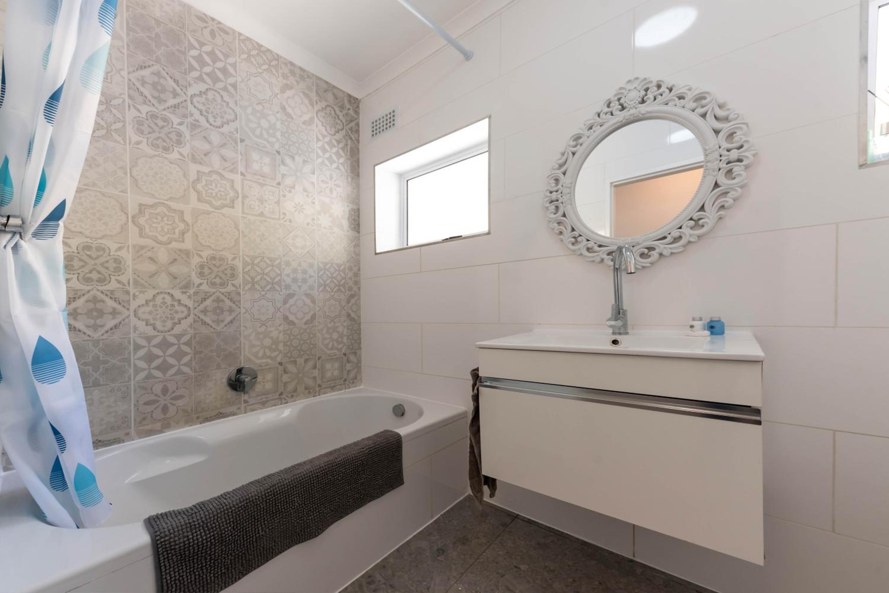 'Seaside Cottage', Sleeps 4 with a 3 minute walk from the beach!