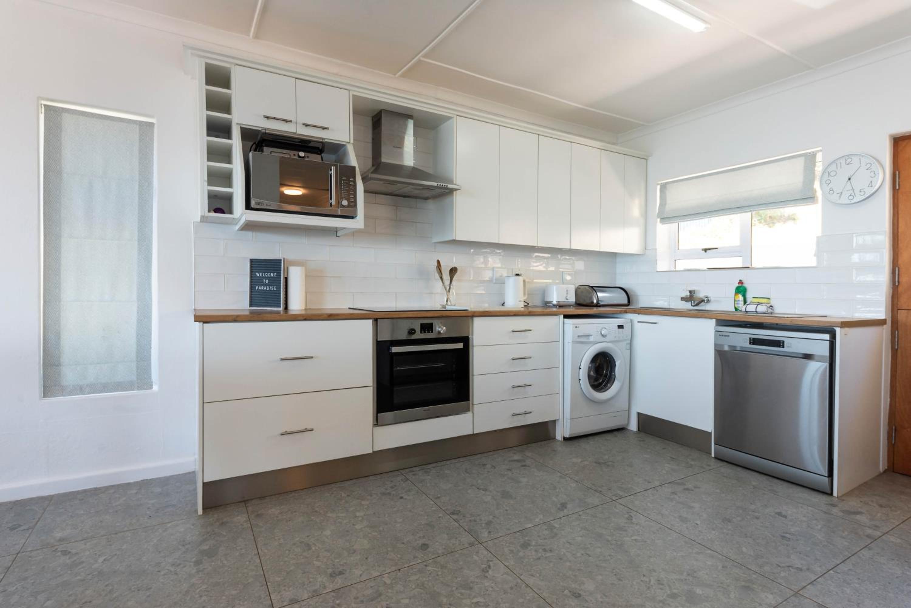 'Seaside Cottage', Sleeps 4 with a 3 minute walk from the beach!