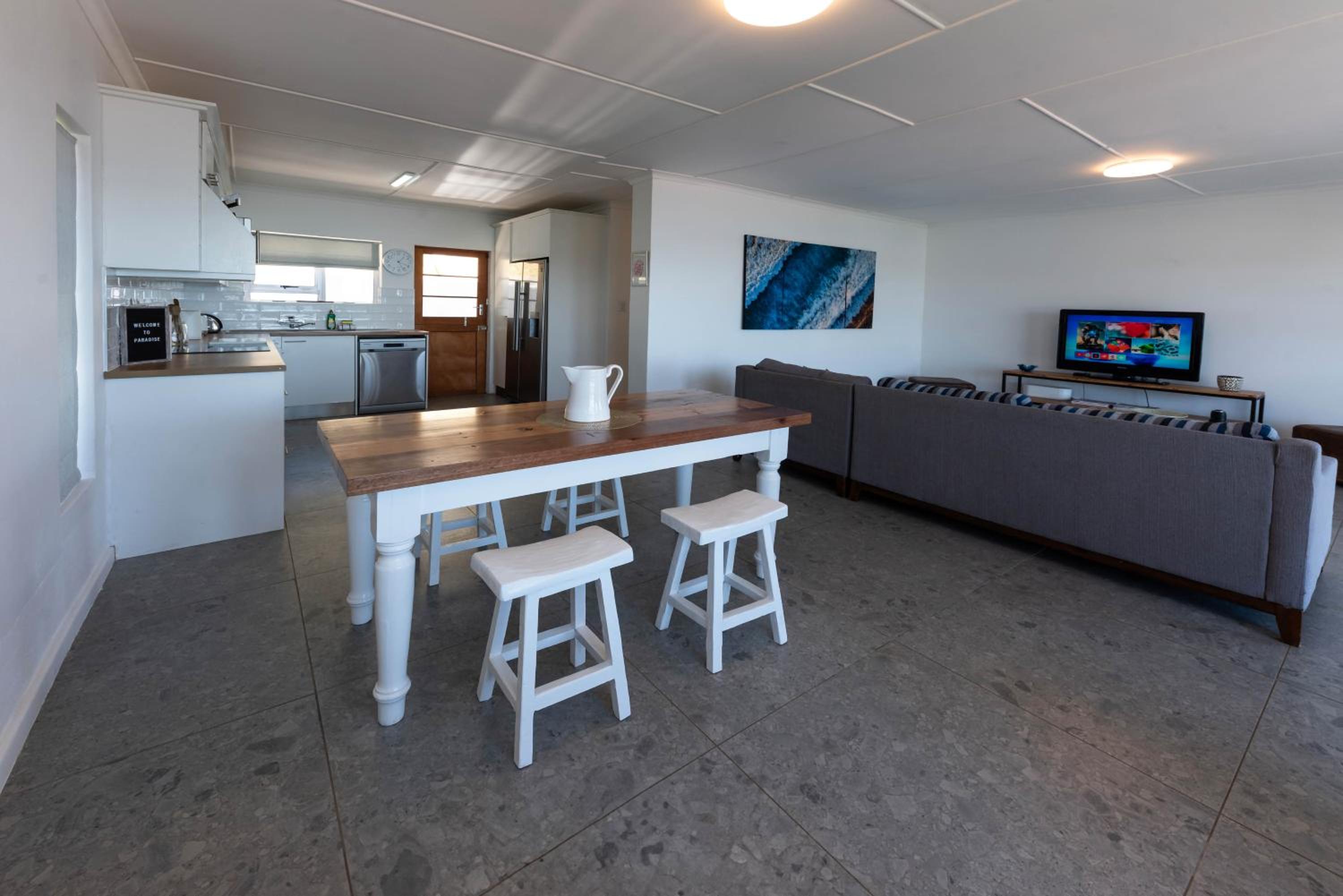 'Seaside Cottage', Sleeps 4 with a 3 minute walk from the beach!
