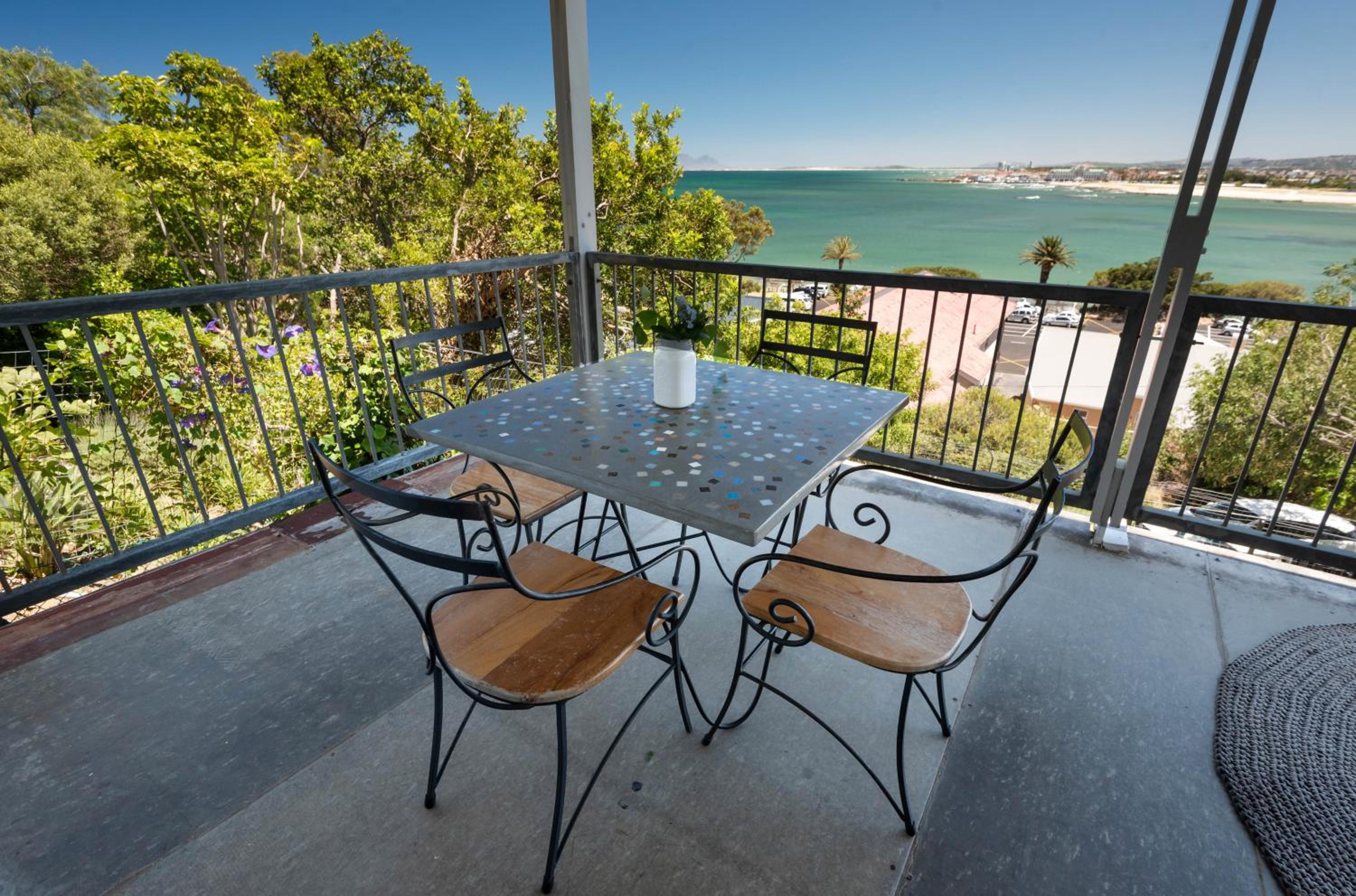'Seaside Cottage', Sleeps 4 with a 3 minute walk from the beach!