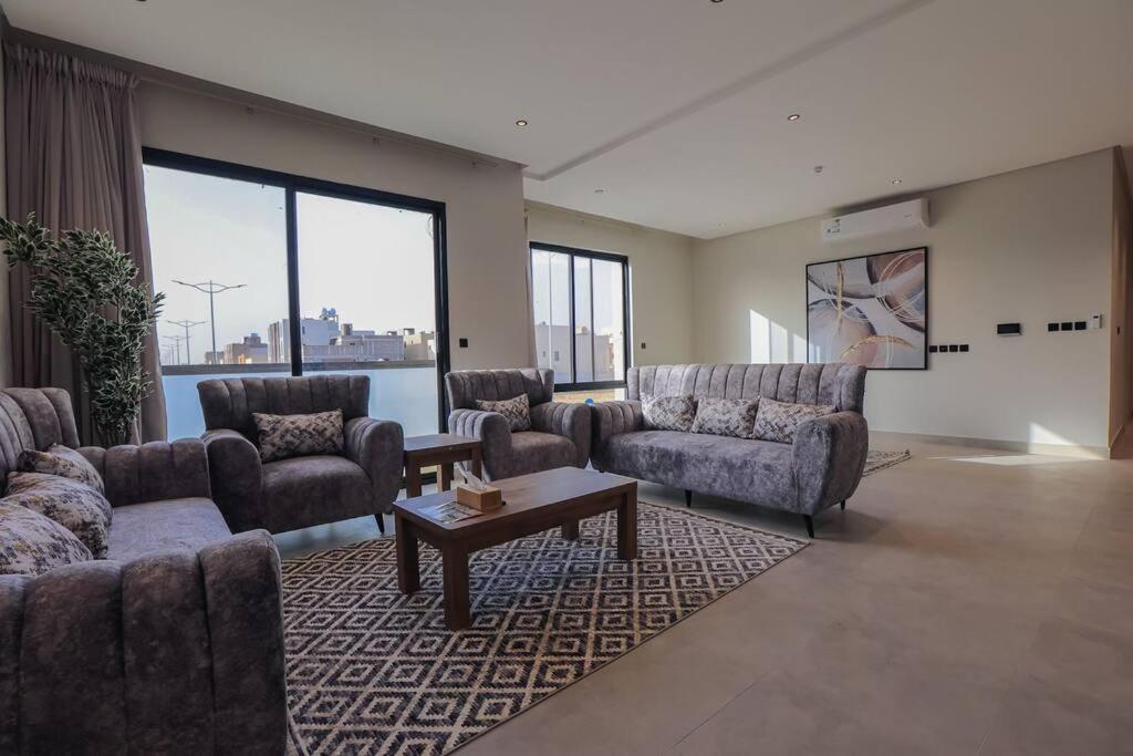 Modern 3BR in Al aredh, King Bed, Parking - R115