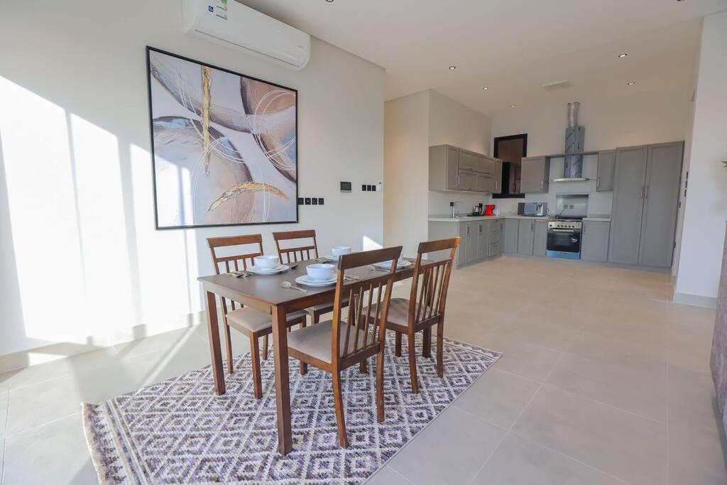 Modern 3BR in Al aredh, King Bed, Parking - R115