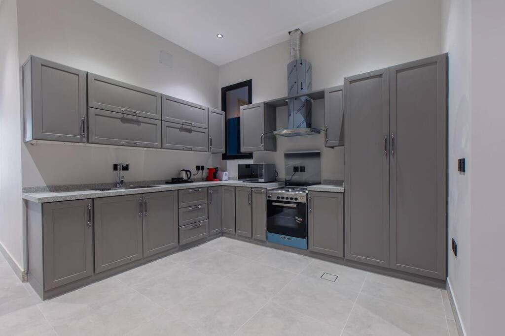 Modern 3BR in Al aredh, King Bed, Parking - R115