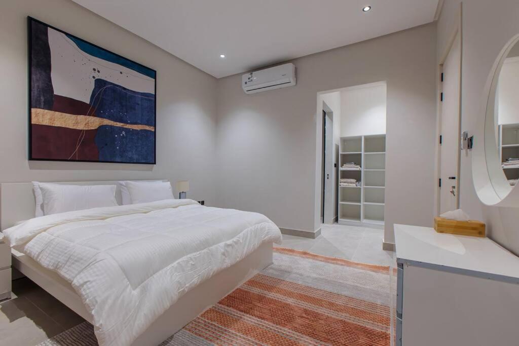 Modern 3BR in Al aredh, King Bed, Parking - R115