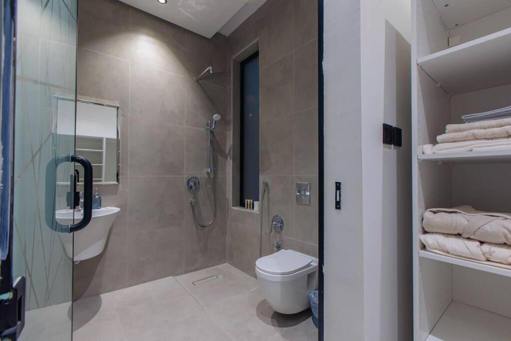 Modern 3BR in Al aredh, King Bed, Parking - R115
