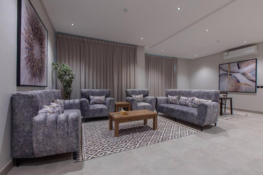 Modern 3BR in Al aredh, King Bed, Parking - R115