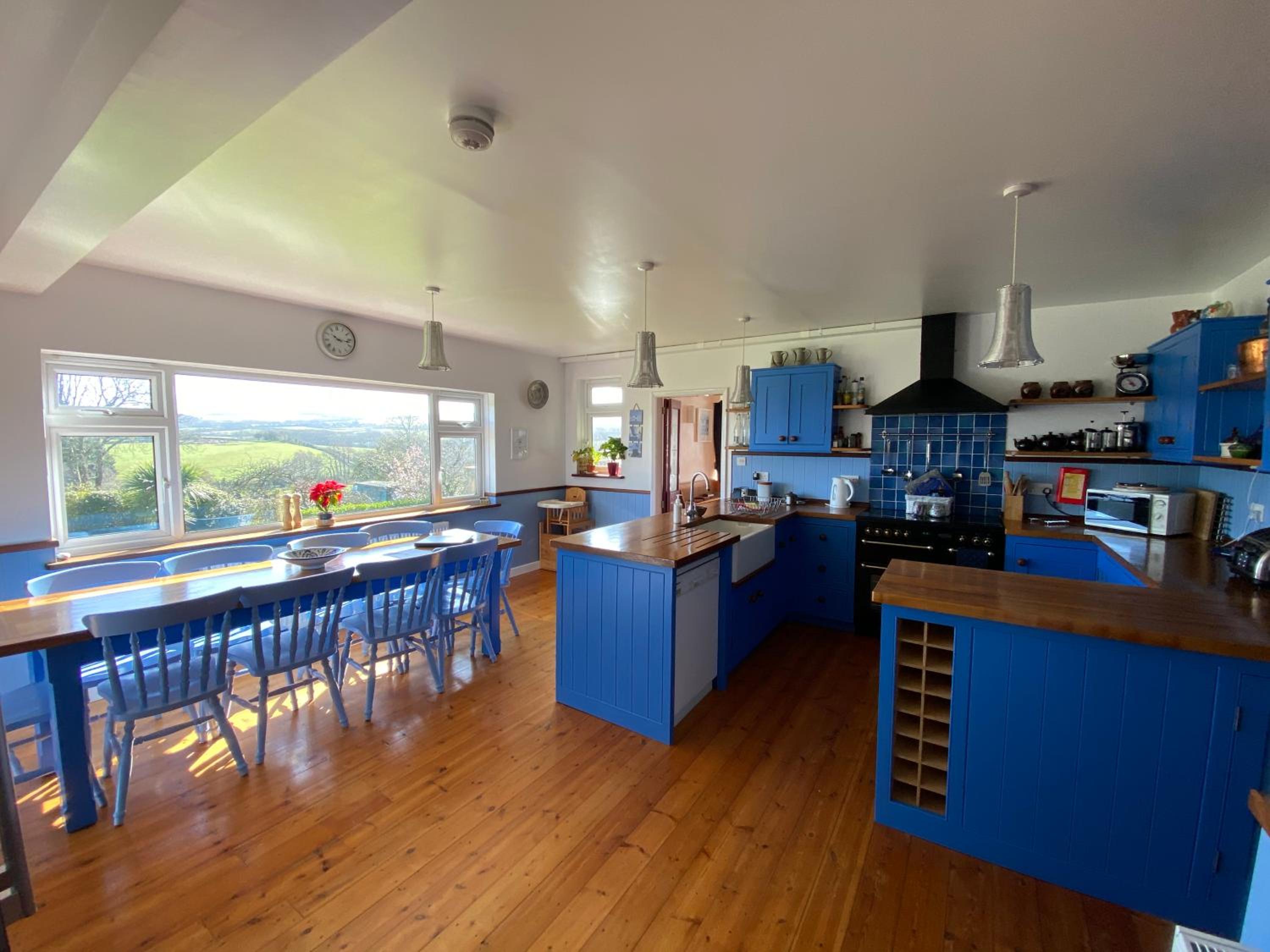 Three Gables, West Wight village house, Sleeps 10 view 2
