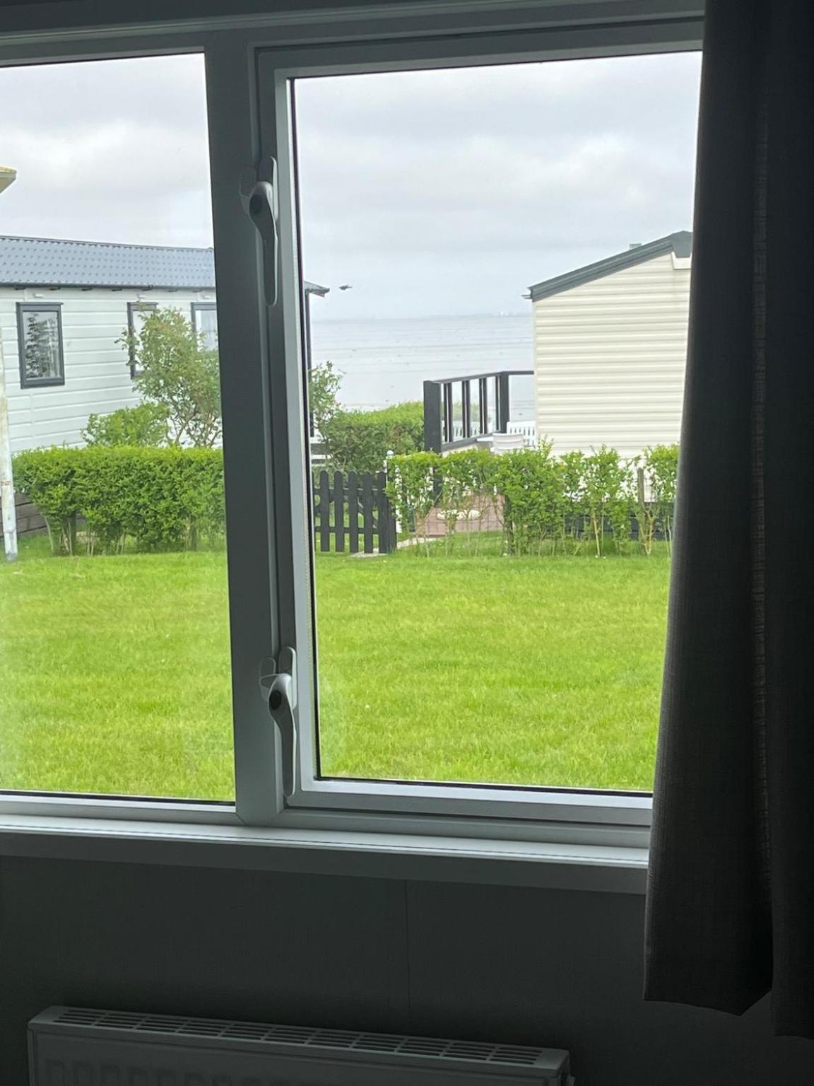 Neues Ferienhaus Chalet Nr73 zweite Reihe direkt am Wattenmeer, komplett eingezäunt