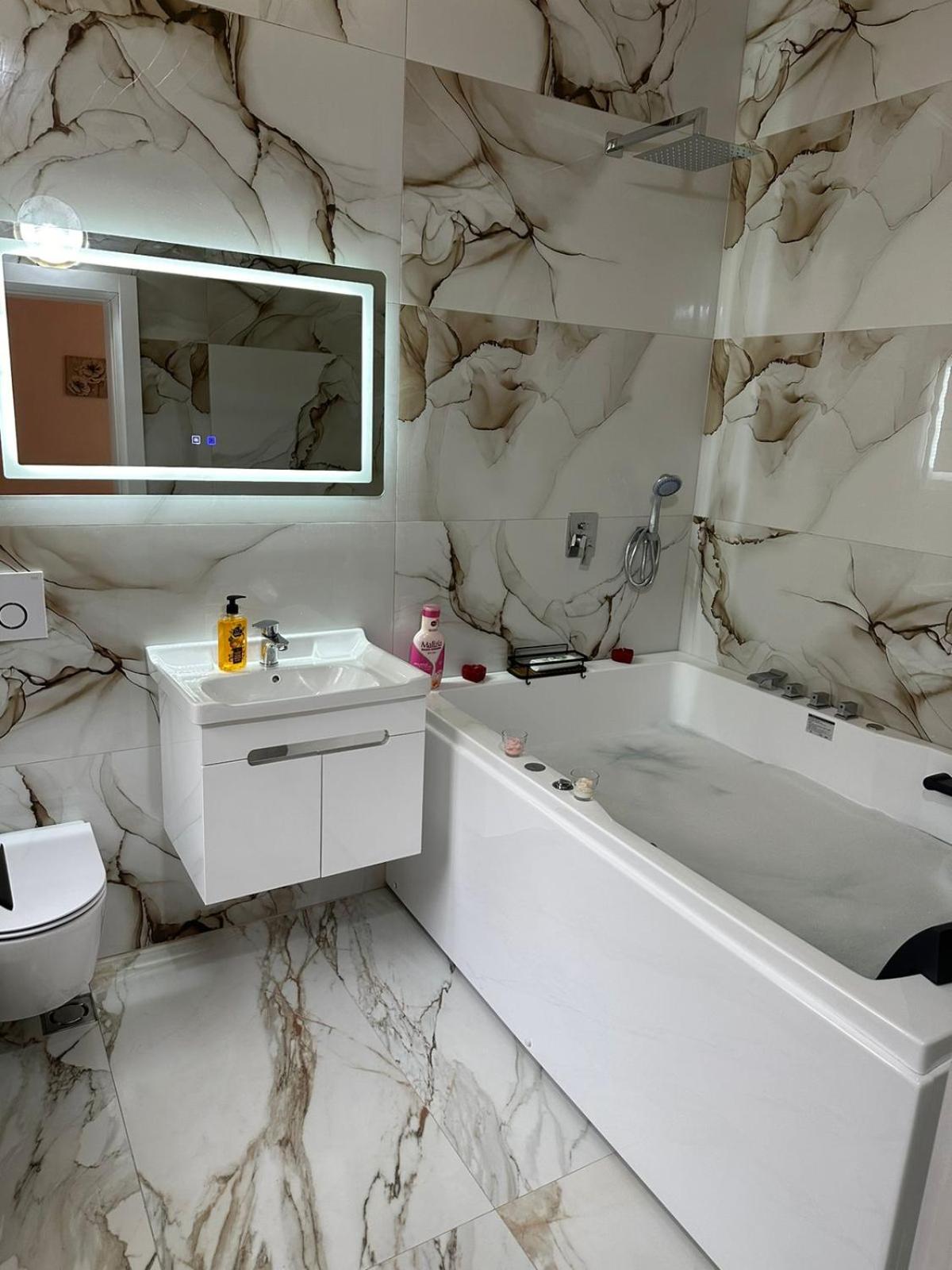 Qyteza Guest House & Camping