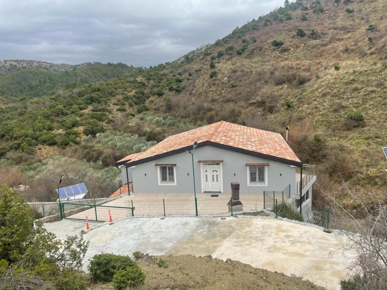 Qyteza Guest House & Camping