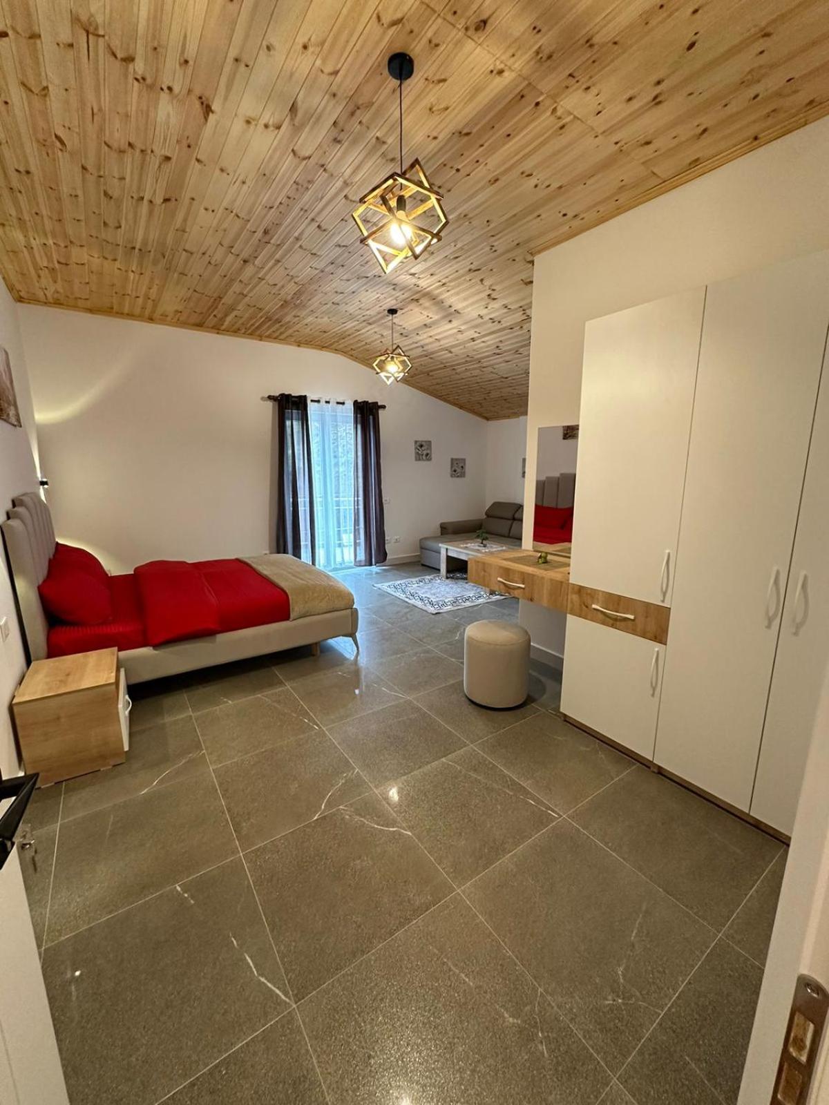 Qyteza Guest House & Camping