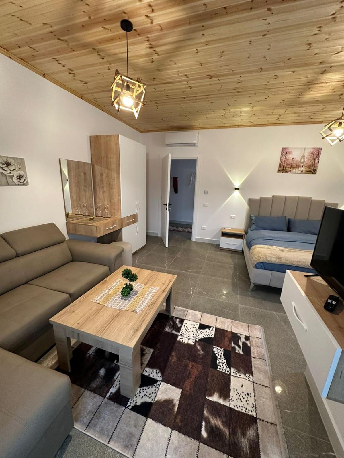 Qyteza Guest House & Camping