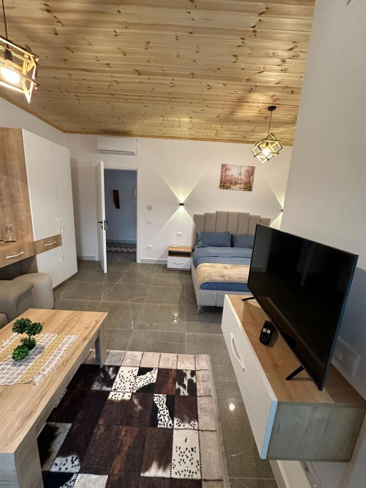 Qyteza Guest House & Camping