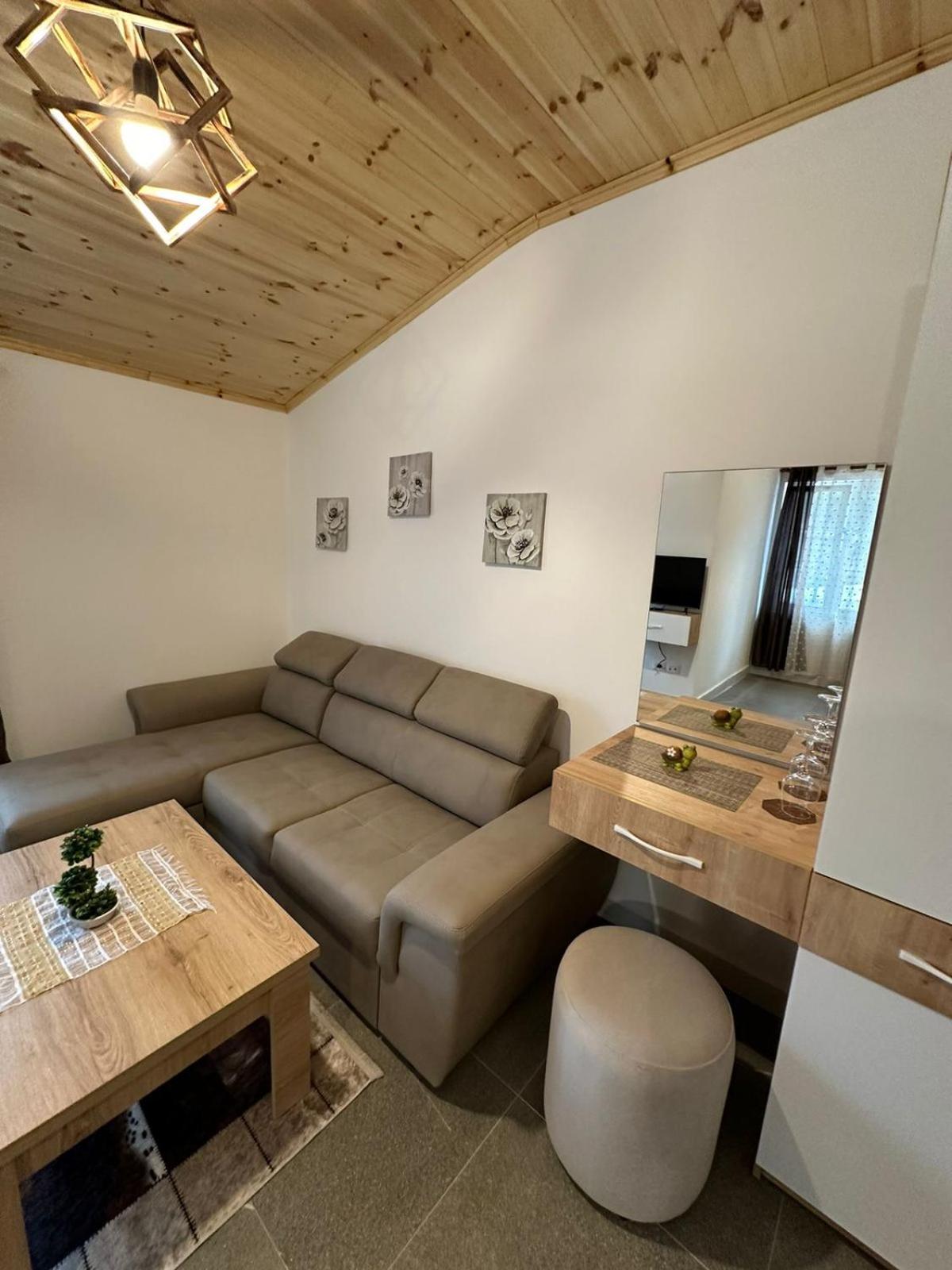 Qyteza Guest House & Camping