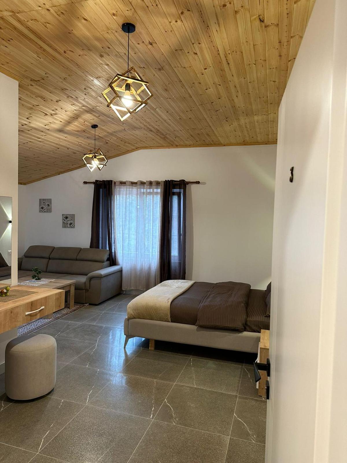 Qyteza Guest House & Camping