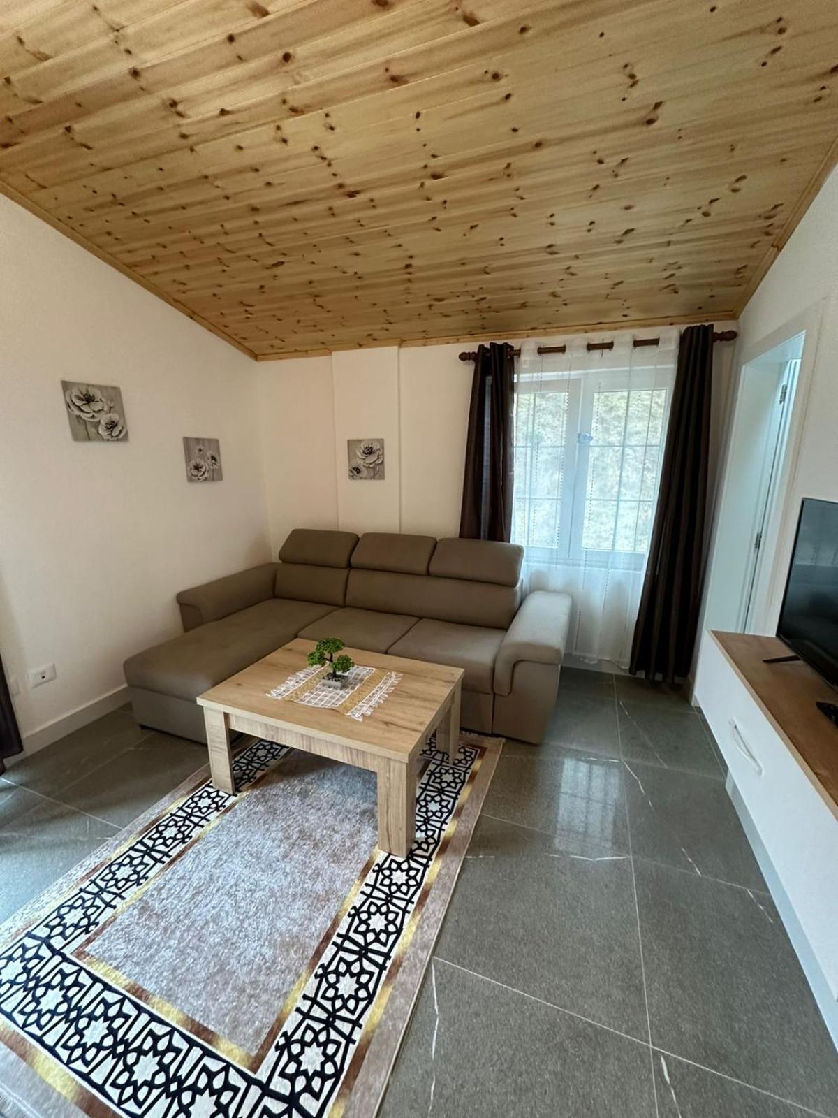 Qyteza Guest House & Camping