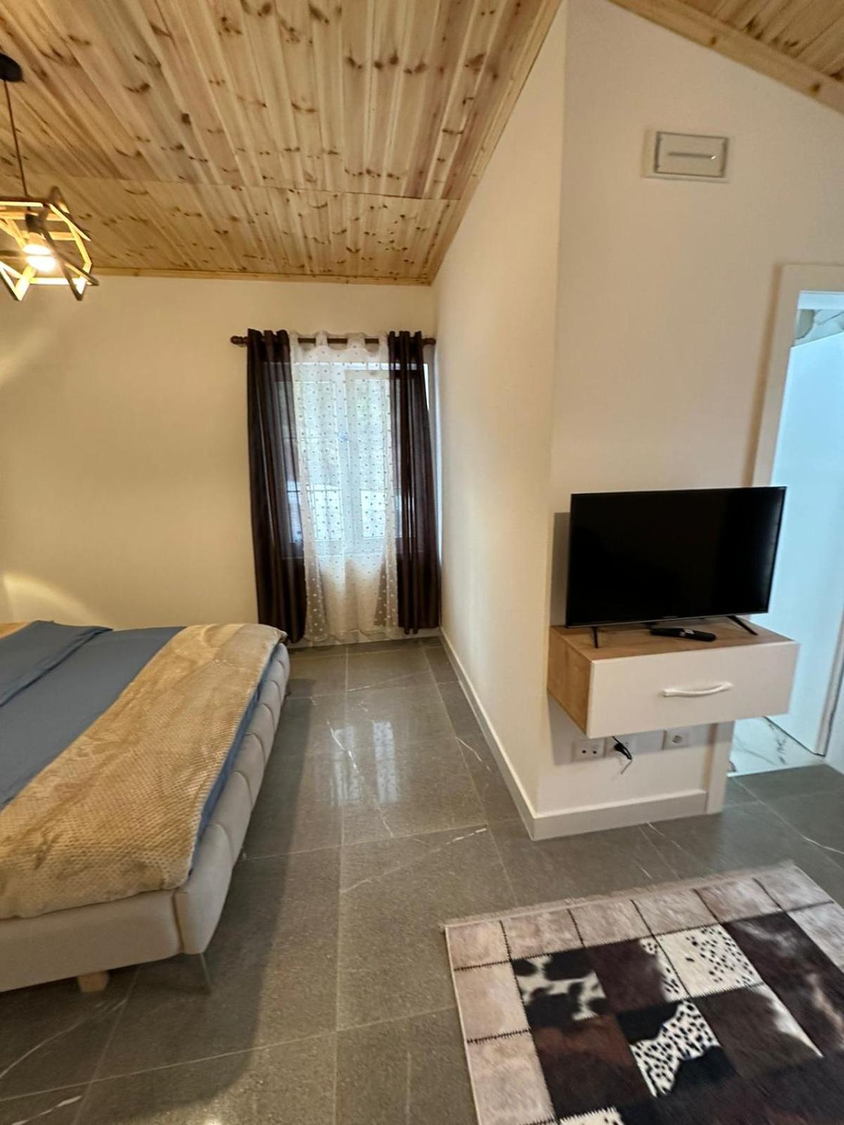 Qyteza Guest House & Camping