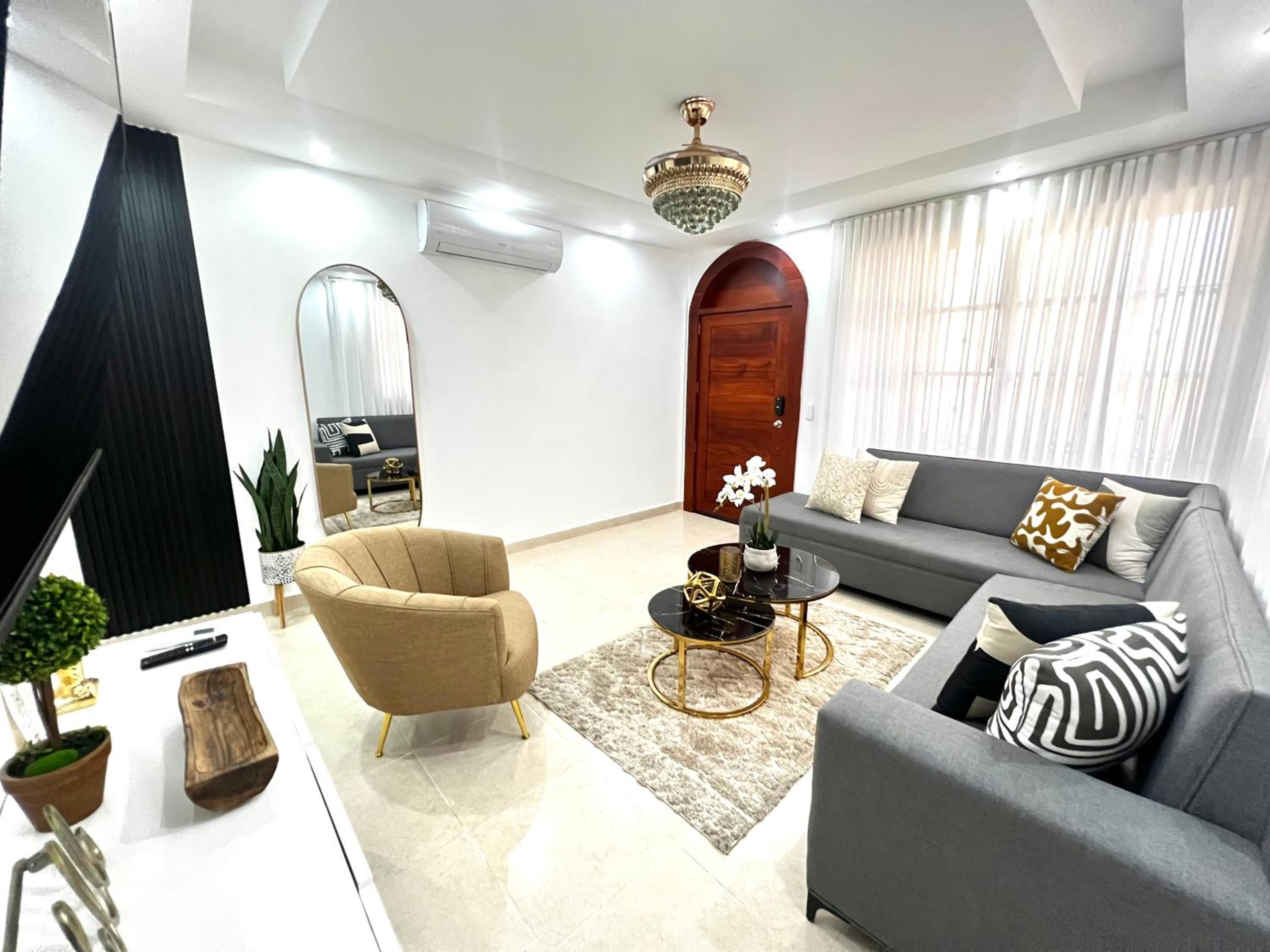 Hotel Vacation Family Home 5 min from STI Airport WiFi-AC-Netflix - Image 1