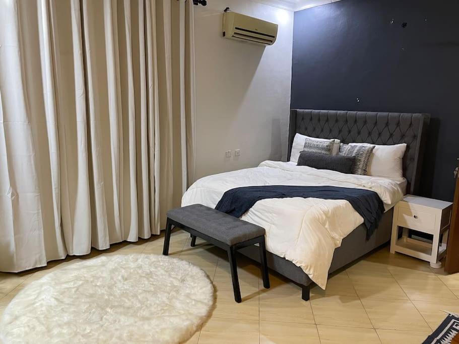 Classic, modern 1BR hideout view 3