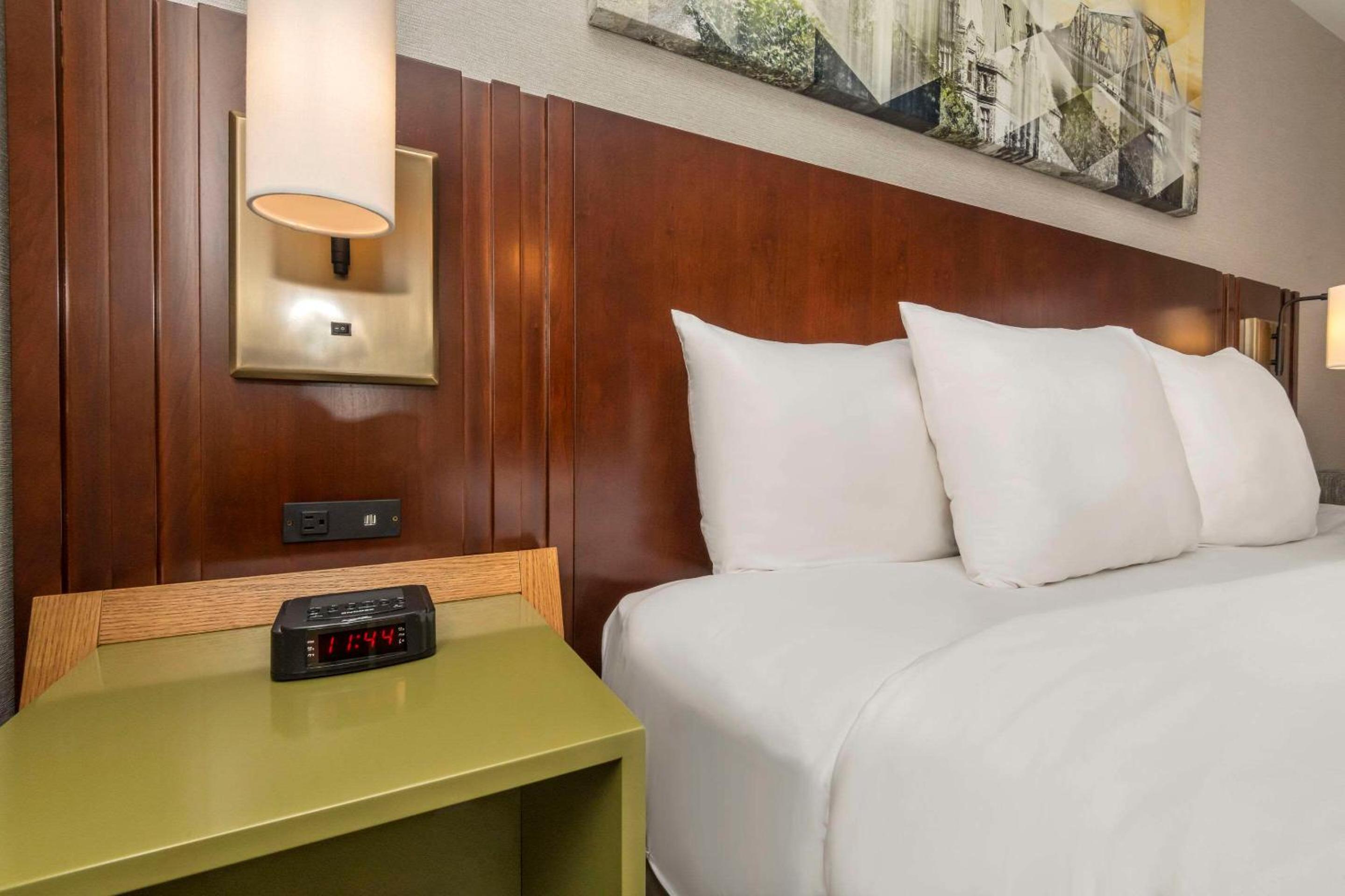 Comfort Inn East - Image 4