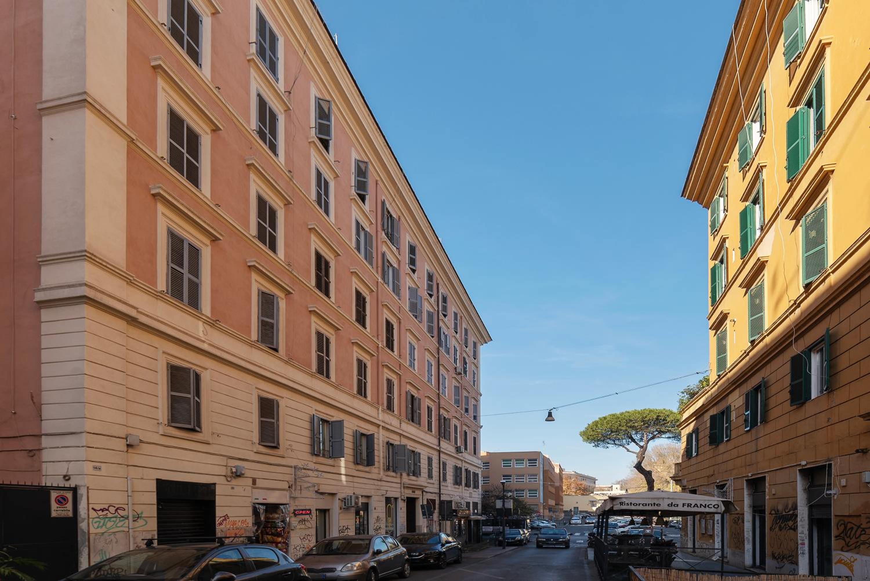 GuestHost - The secret garden of Rome! Apt x2