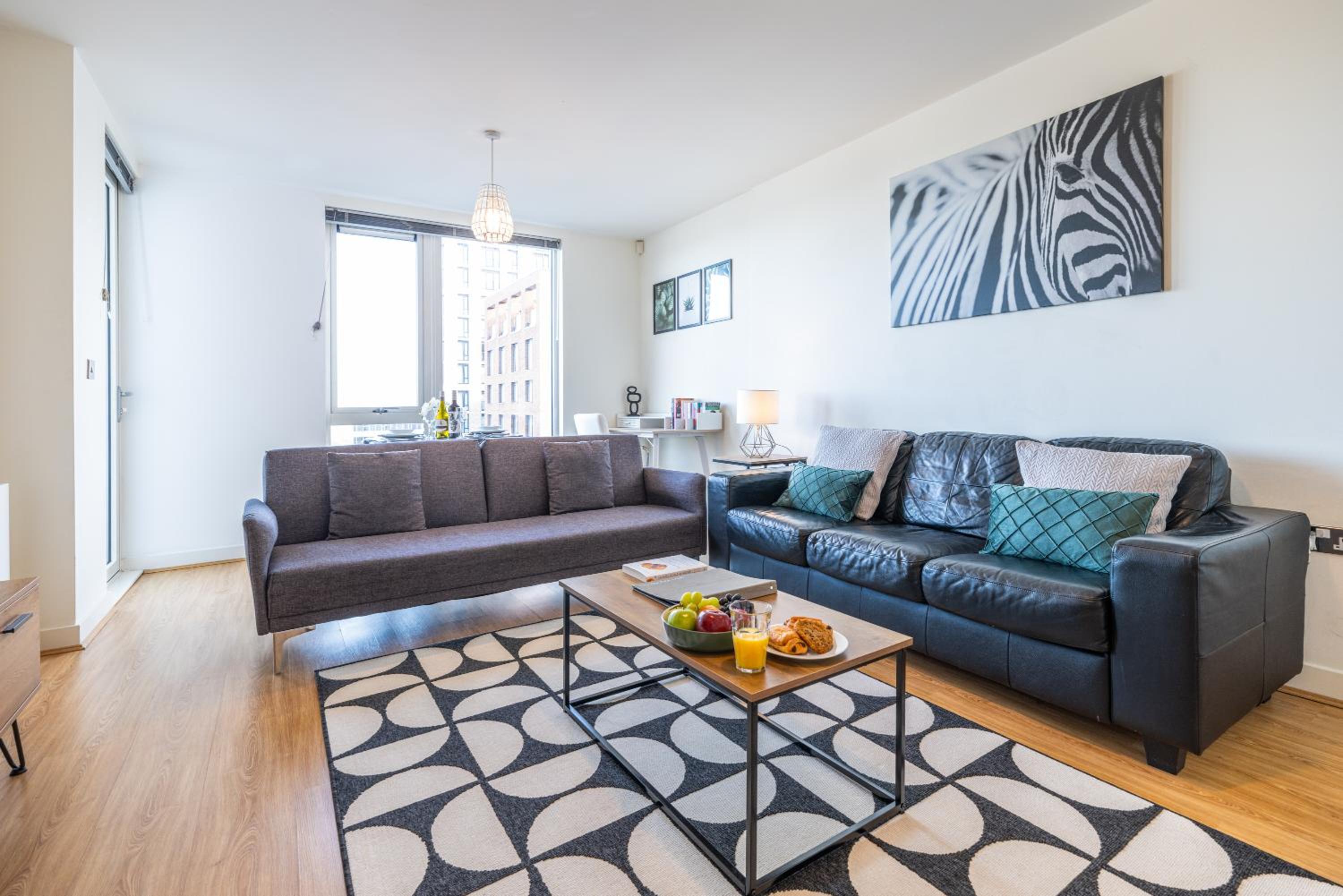 Stylish City Centre Apartment - Home From Home With Fully-Equipped Kitchen, Smart TV, Netflix, Superfast WiFi, Free Parking, Self Check-In - By Brightleap  view 5