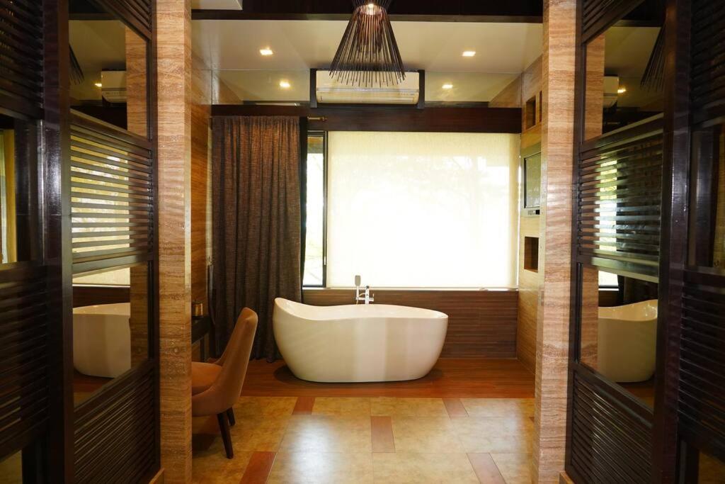 Aamby valley city, Lonavala - Luxury 4 Bed Hill Villa Pool, Jacuzzi & Garden,Stunning Lake & Golf Course view view 3