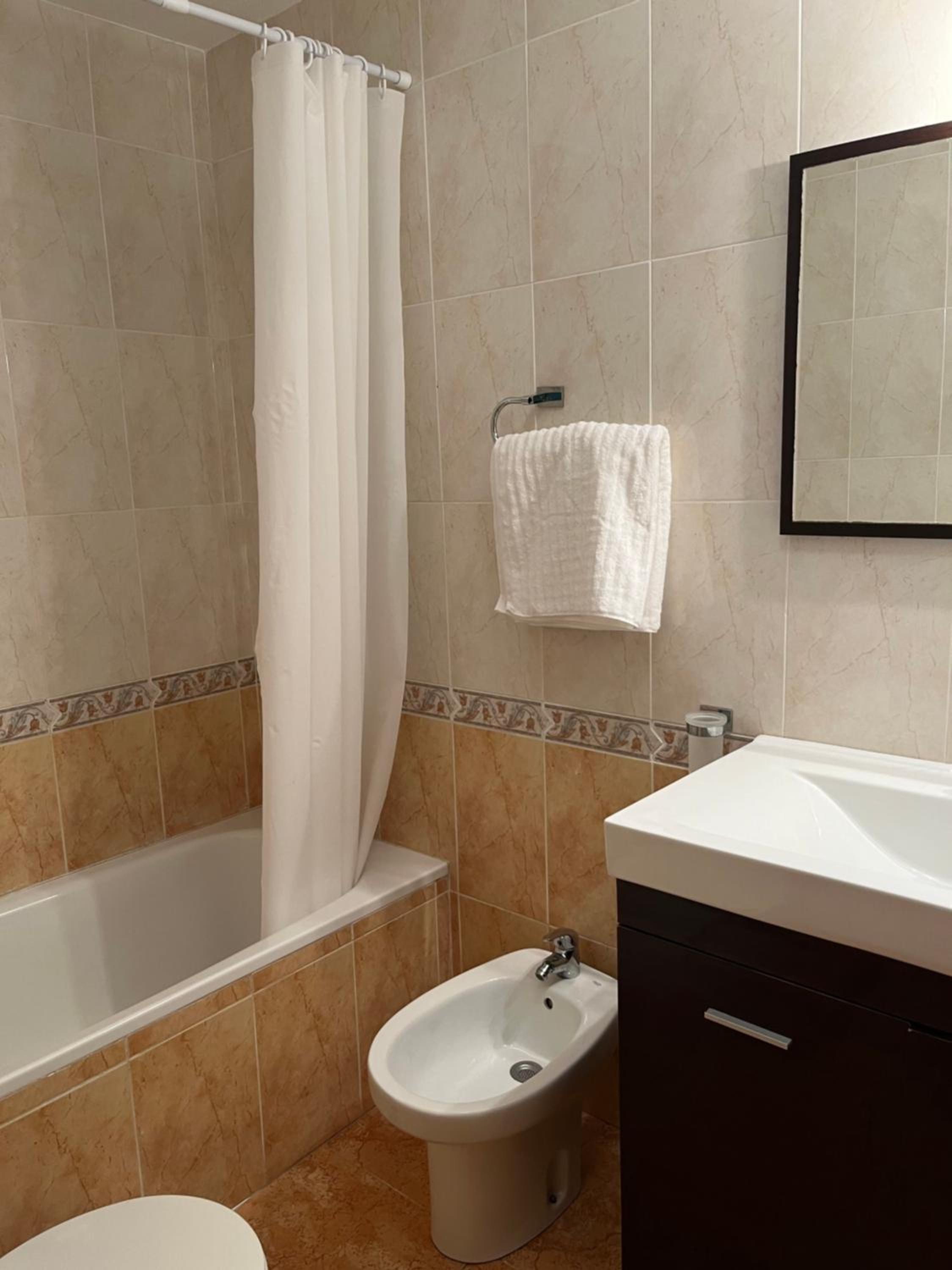 Almuden's yellow apartment, HIGH-SPEED FREE WIFI, 250m to Beach, The center of Torrevieja photo 5