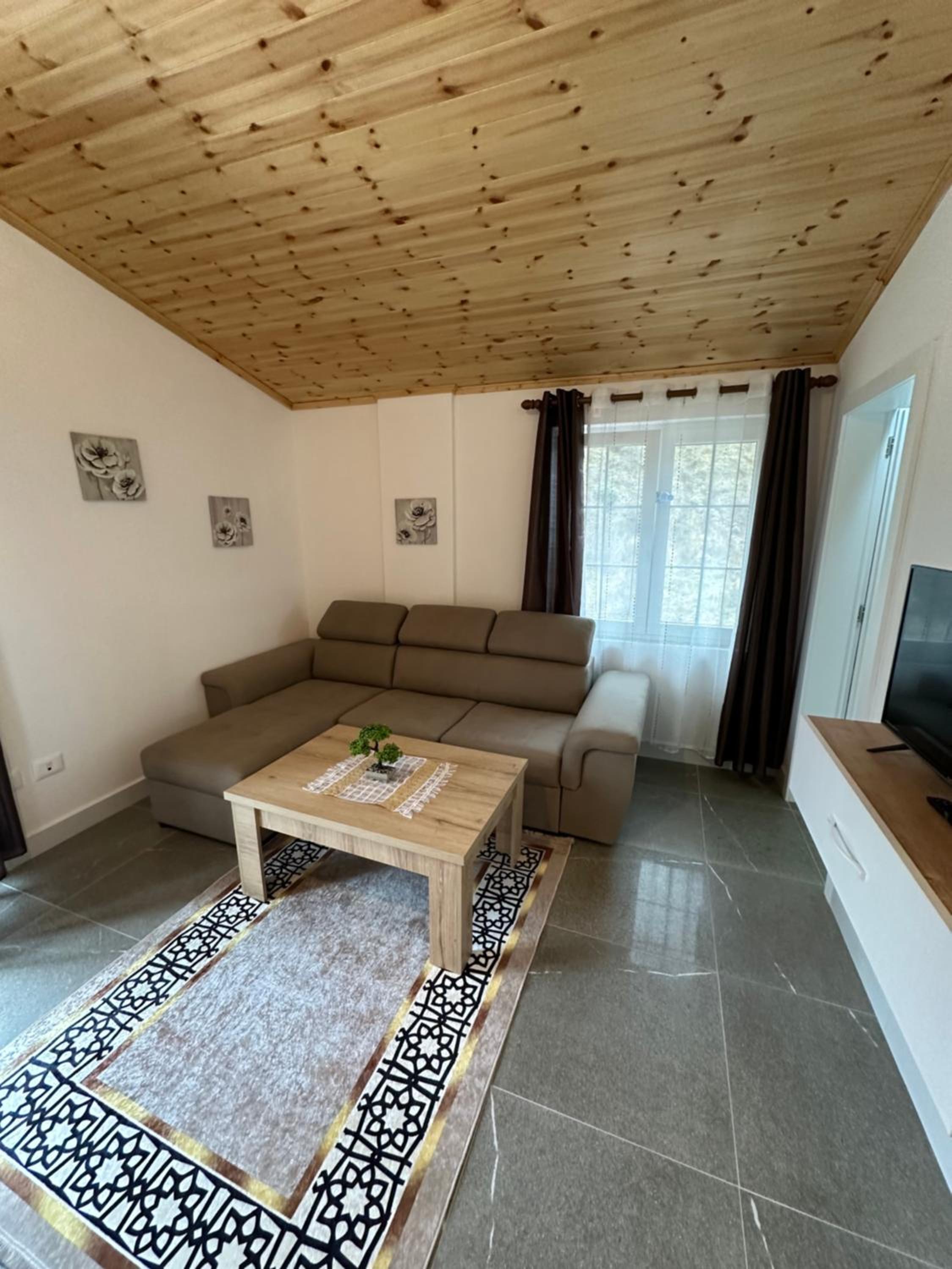 Qyteza Guest House & Camping
