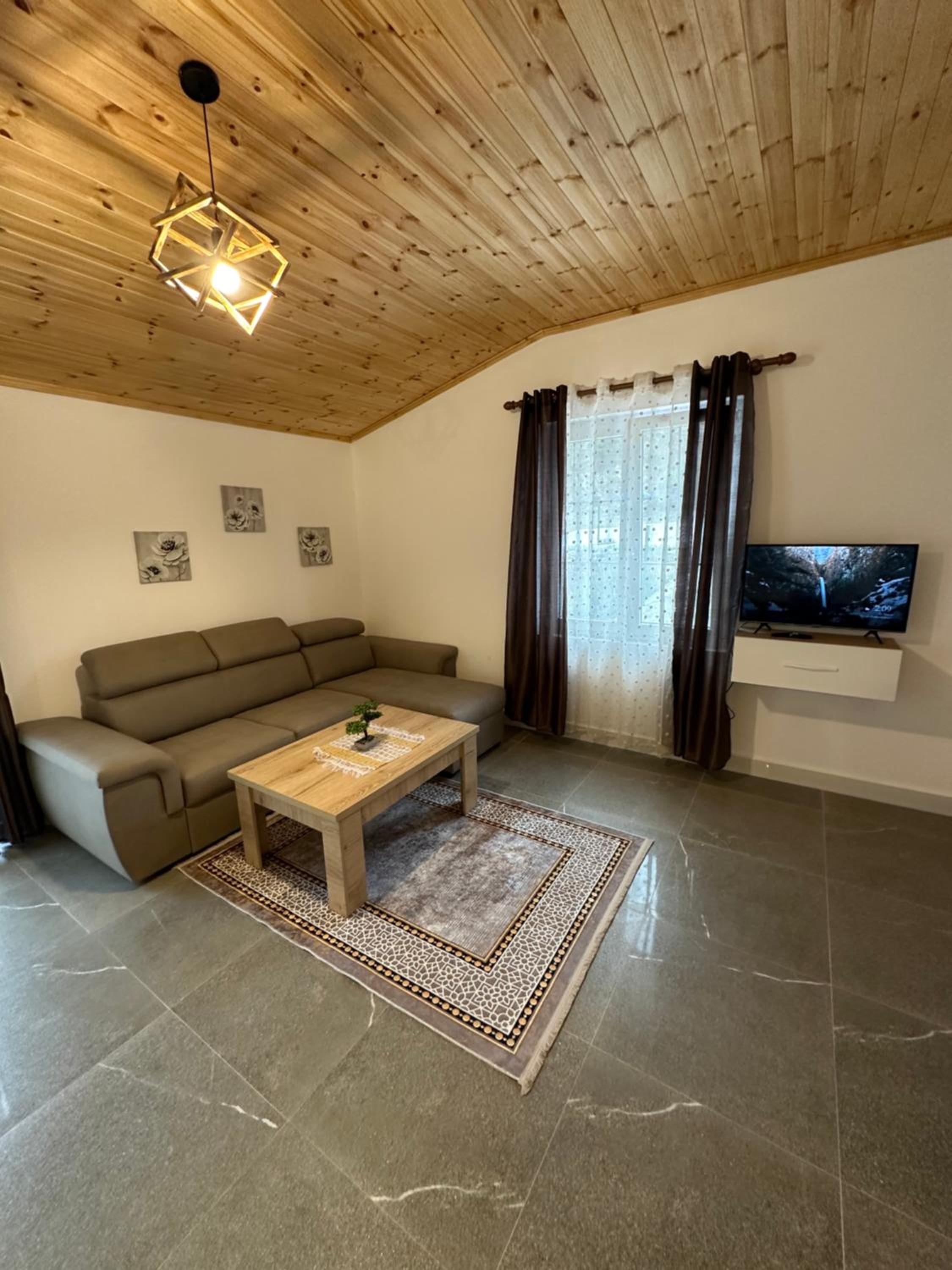 Qyteza Guest House & Camping