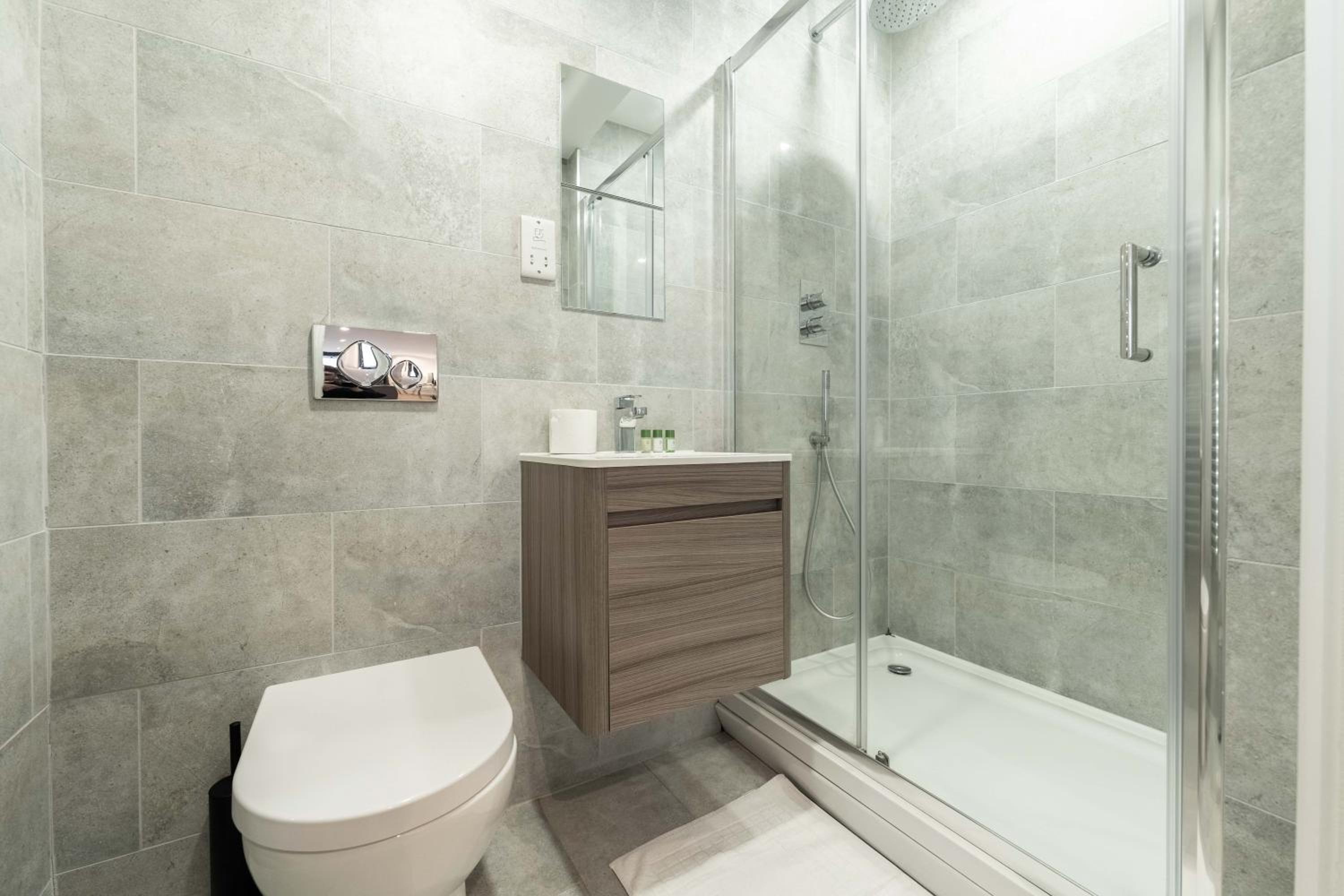 Luxurious 3-Bed, 3-Bath Stay in Leeds City Centre view 2