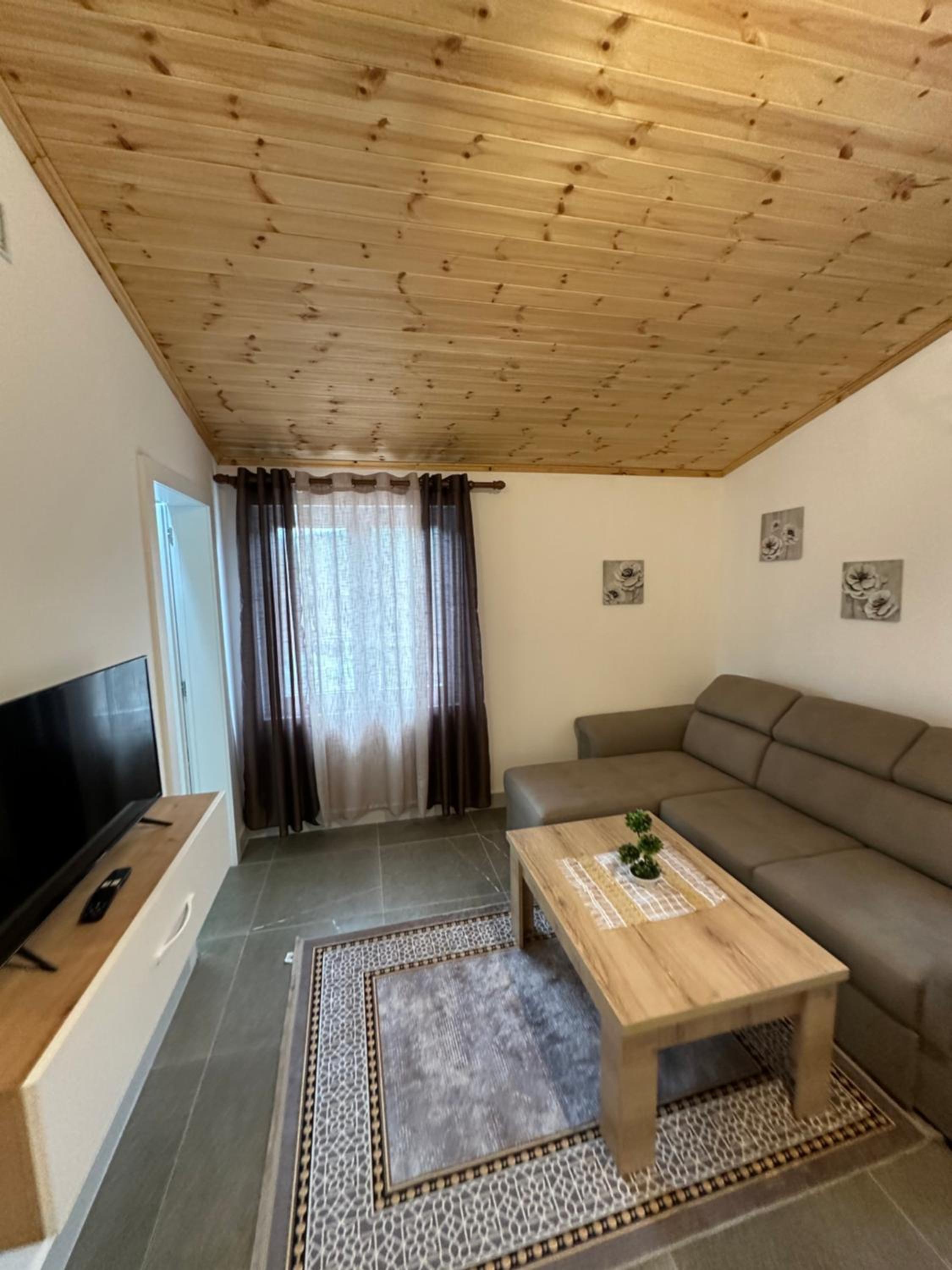 Qyteza Guest House & Camping