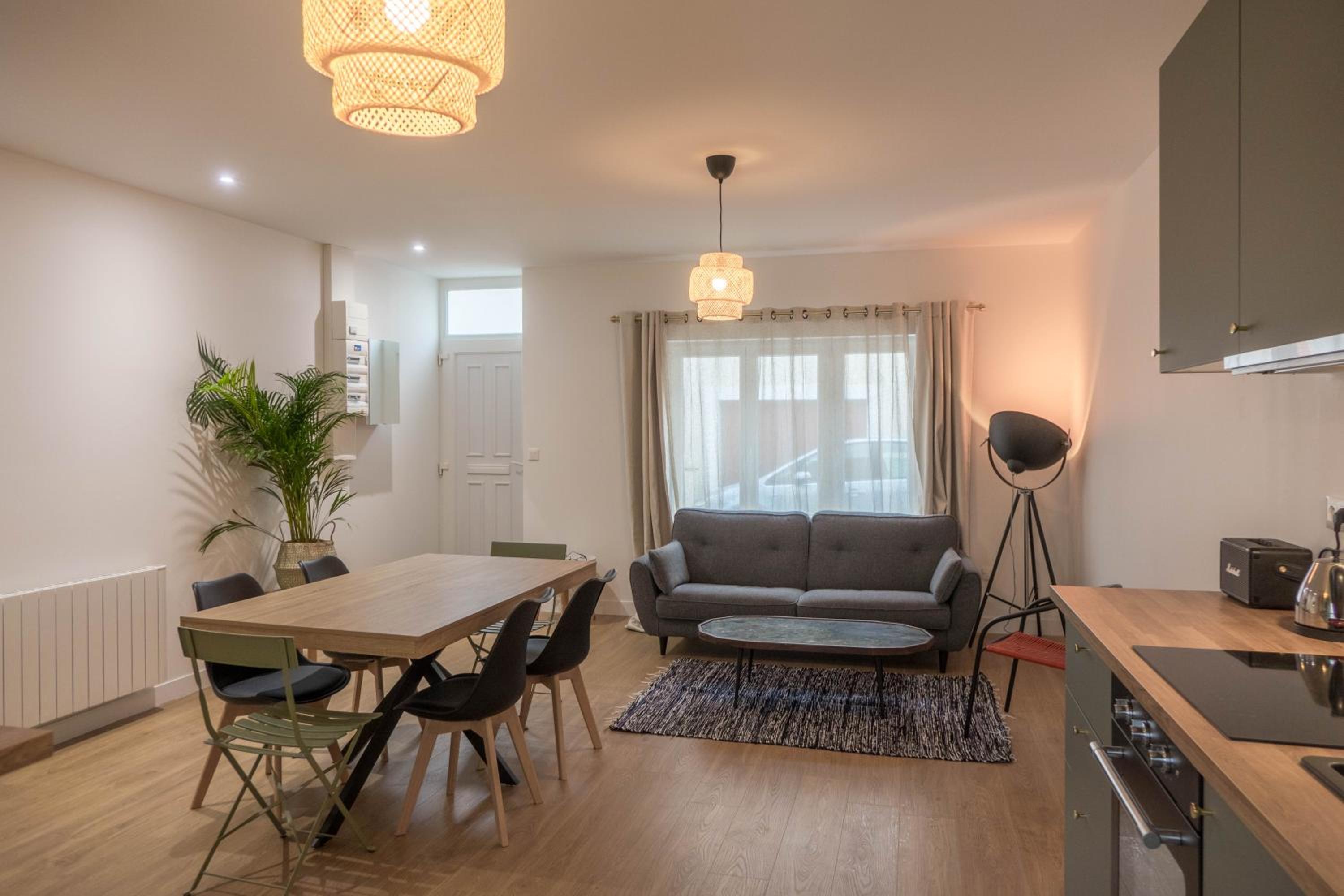 Maison calme et familiale avec cour, 3 chambres, 3 salles de bains à 10 min à pied de la gare