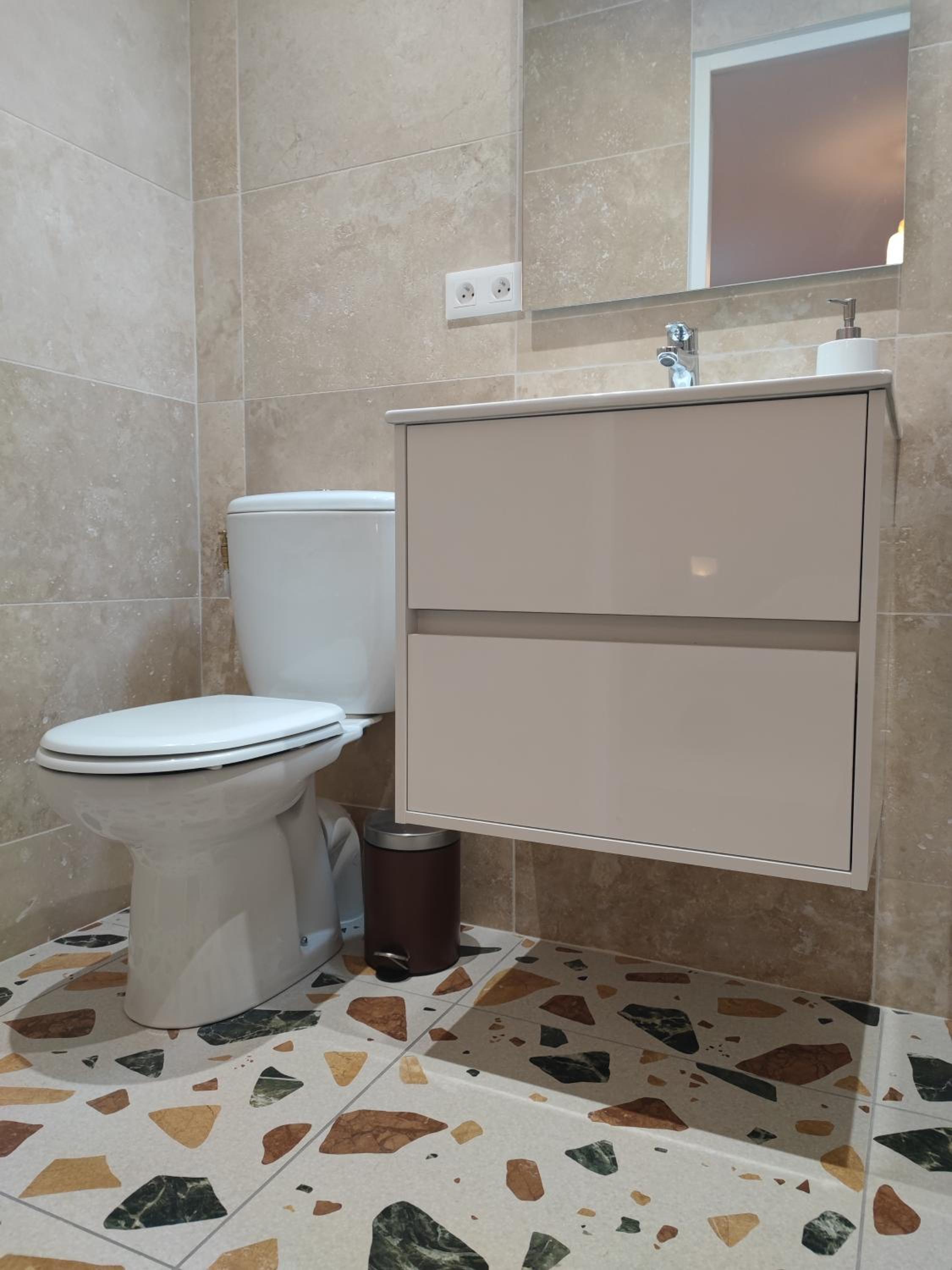 Maison calme et familiale avec cour, 3 chambres, 3 salles de bains à 10 min à pied de la gare