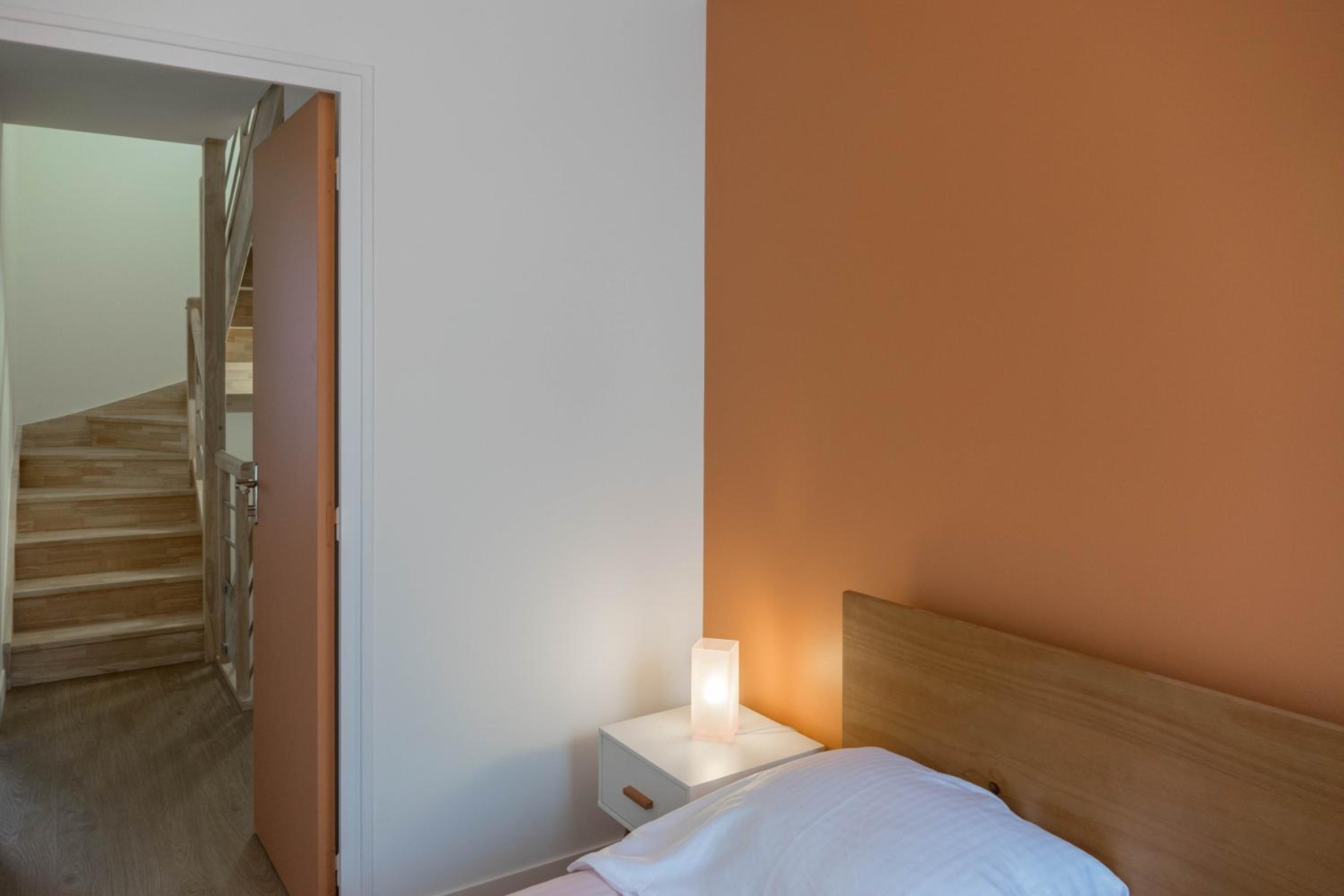 Maison calme et familiale avec cour, 3 chambres, 3 salles de bains à 10 min à pied de la gare