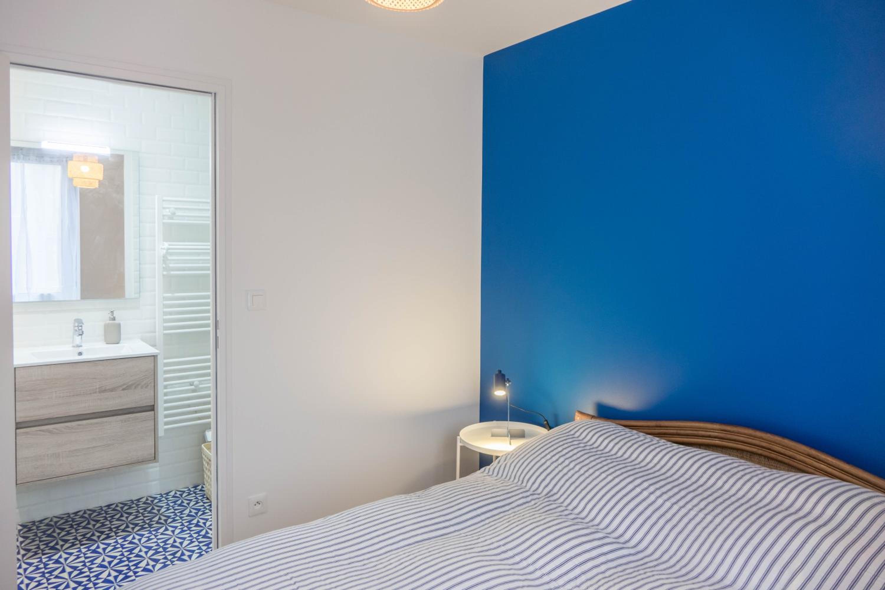 Maison calme et familiale avec cour, 3 chambres, 3 salles de bains à 10 min à pied de la gare