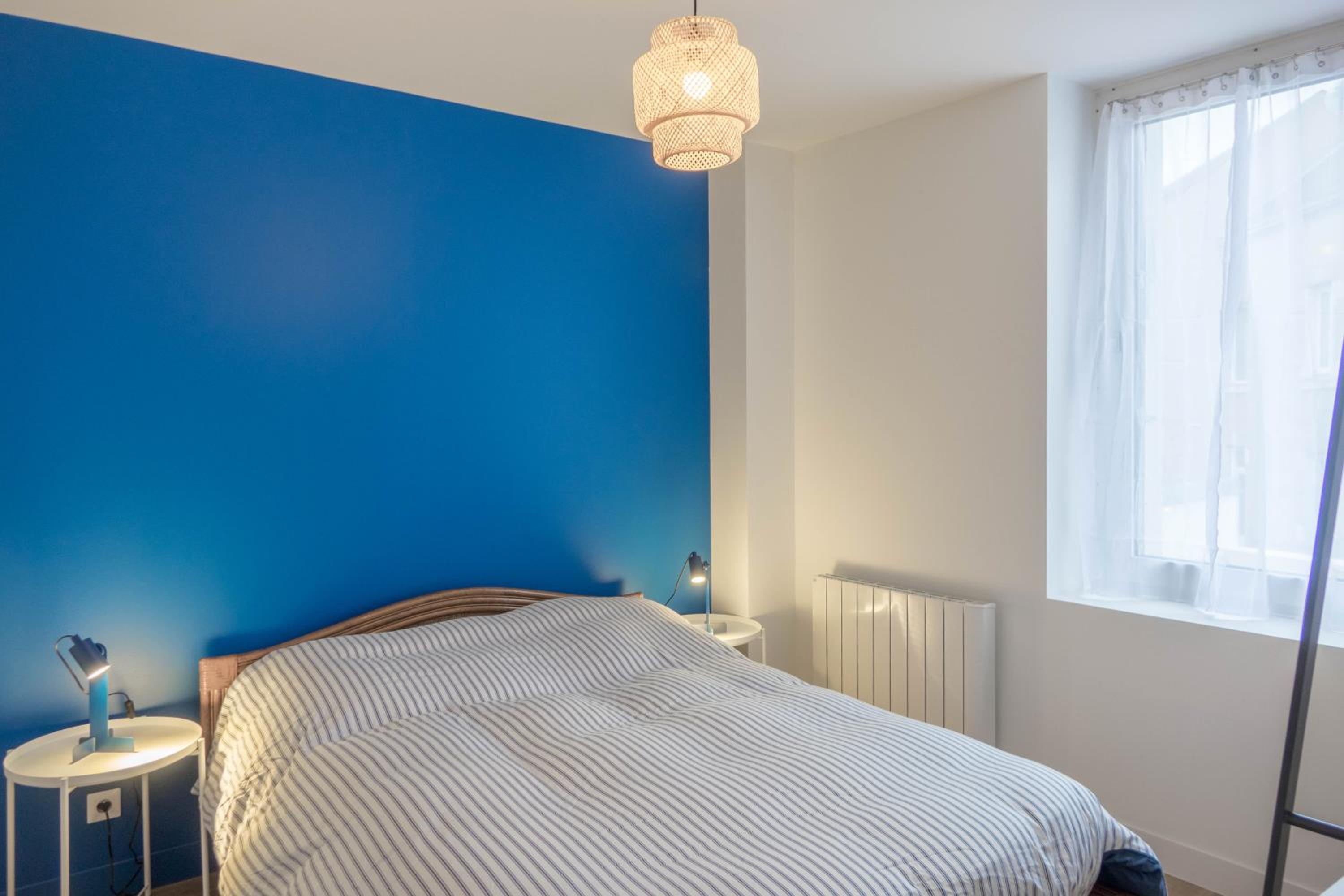 Maison calme et familiale avec cour, 3 chambres, 3 salles de bains à 10 min à pied de la gare
