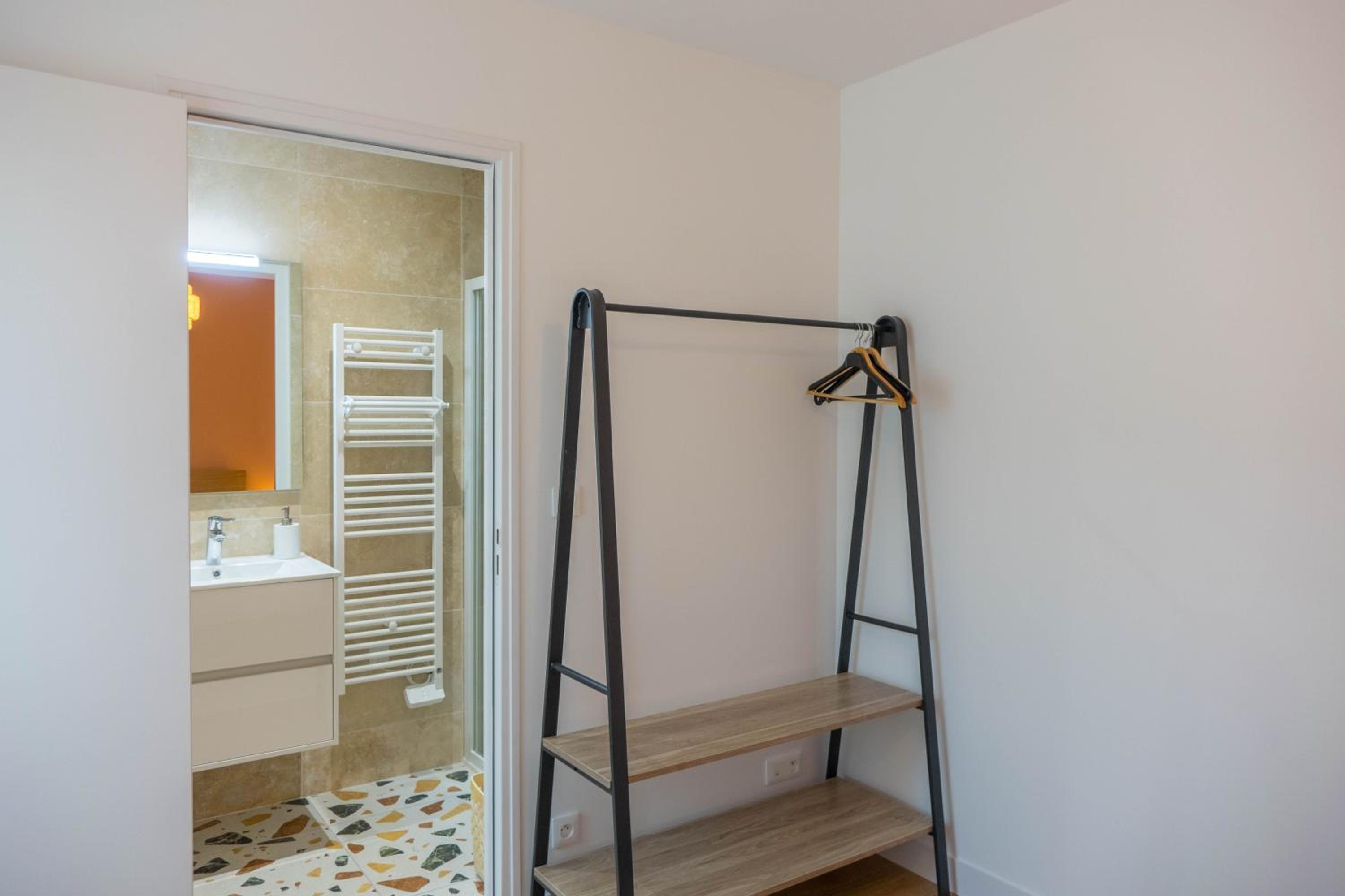 Maison calme et familiale avec cour, 3 chambres, 3 salles de bains à 10 min à pied de la gare