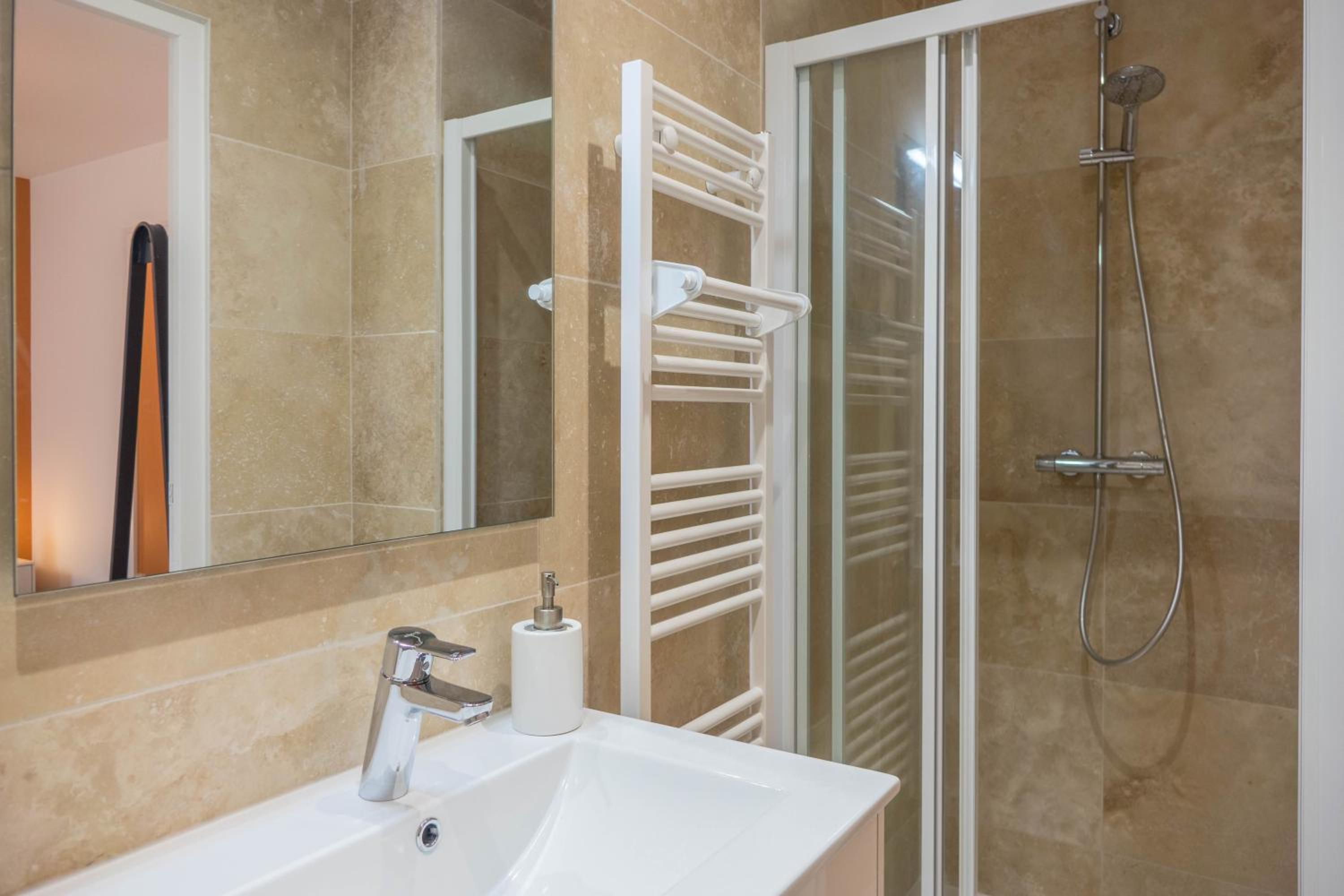 Maison calme et familiale avec cour, 3 chambres, 3 salles de bains à 10 min à pied de la gare