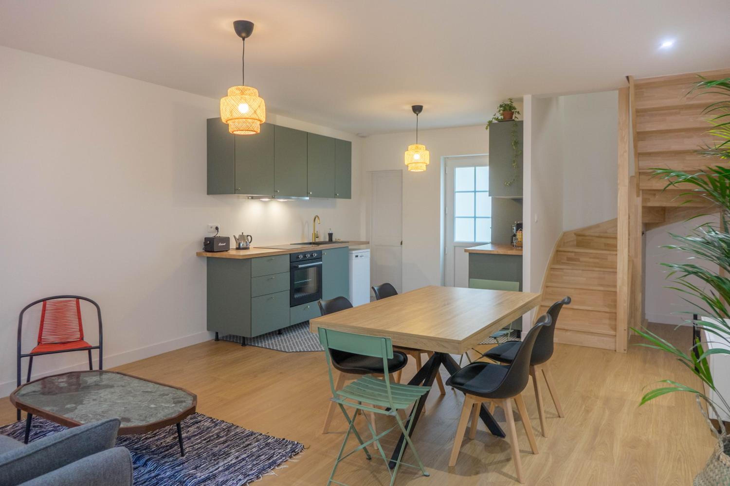 Maison calme et familiale avec cour, 3 chambres, 3 salles de bains à 10 min à pied de la gare