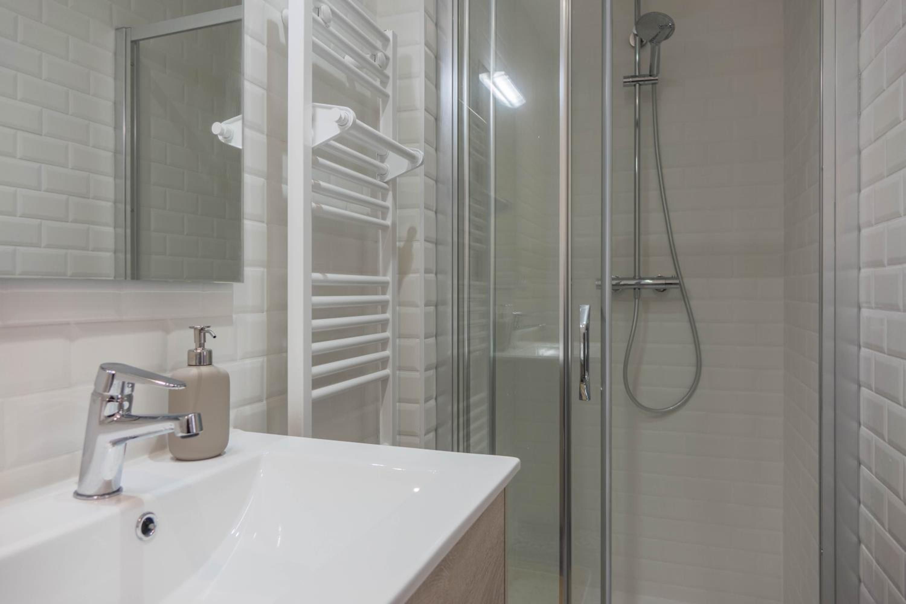 Maison calme et familiale avec cour, 3 chambres, 3 salles de bains à 10 min à pied de la gare