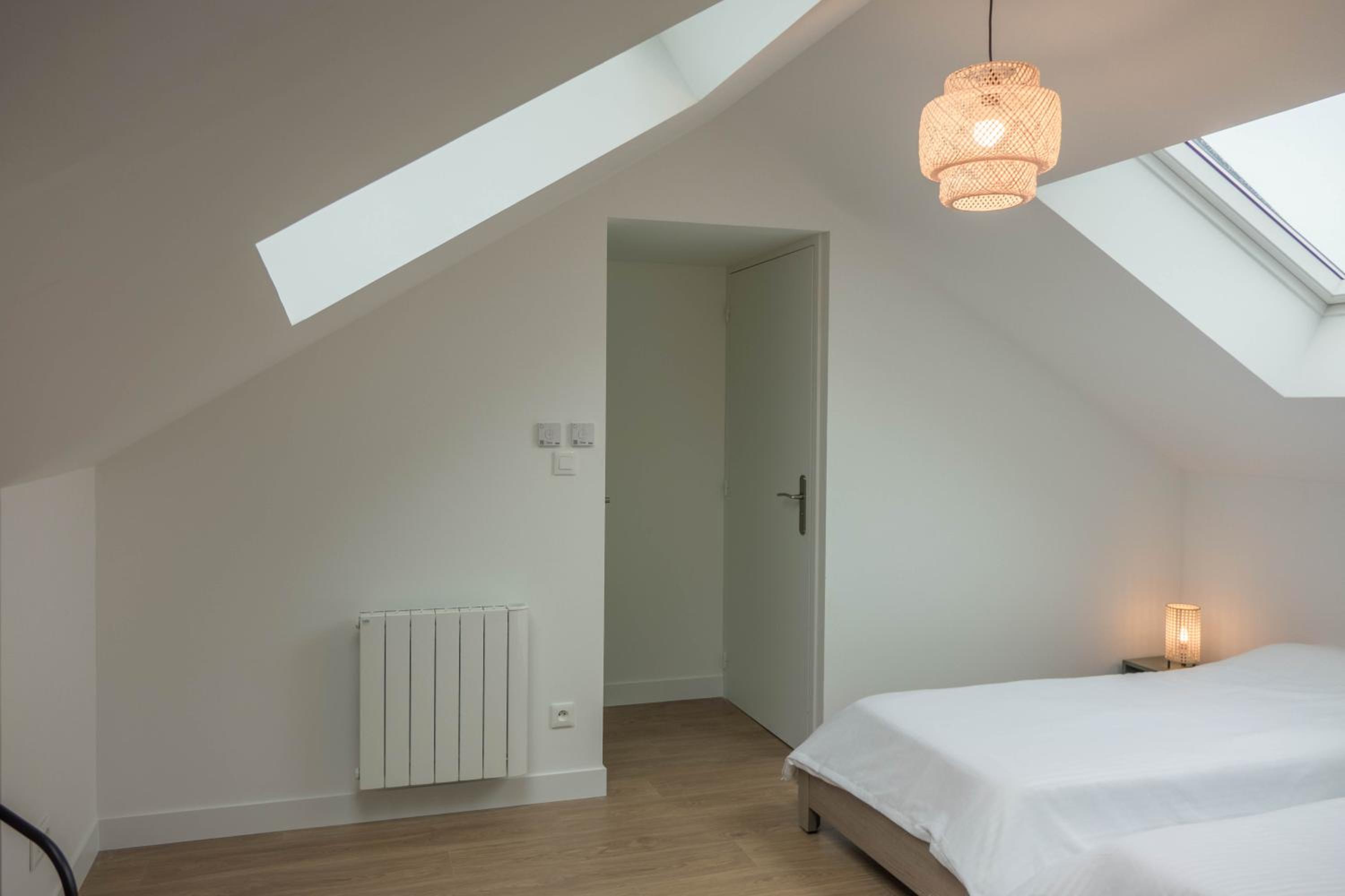 Maison calme et familiale avec cour, 3 chambres, 3 salles de bains à 10 min à pied de la gare