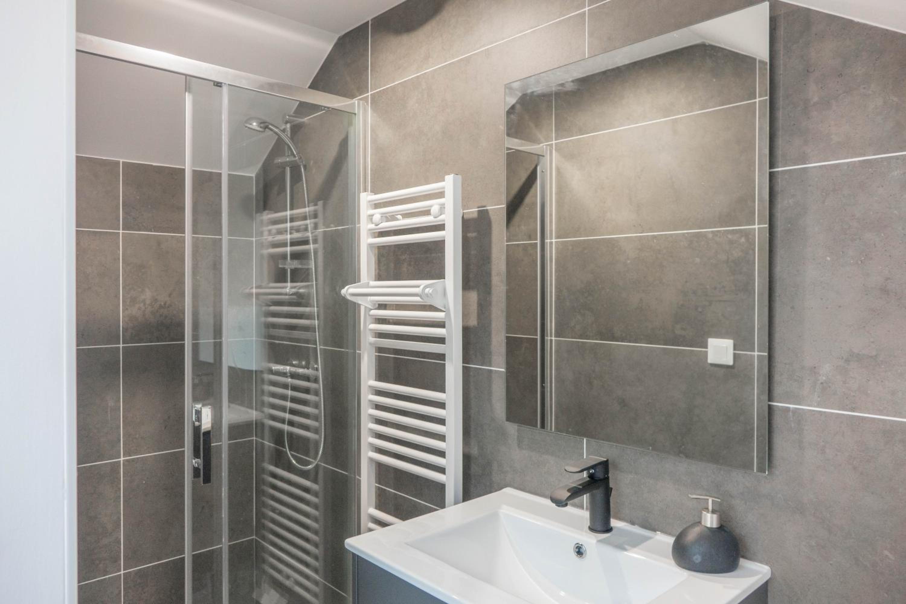 Maison calme et familiale avec cour, 3 chambres, 3 salles de bains à 10 min à pied de la gare