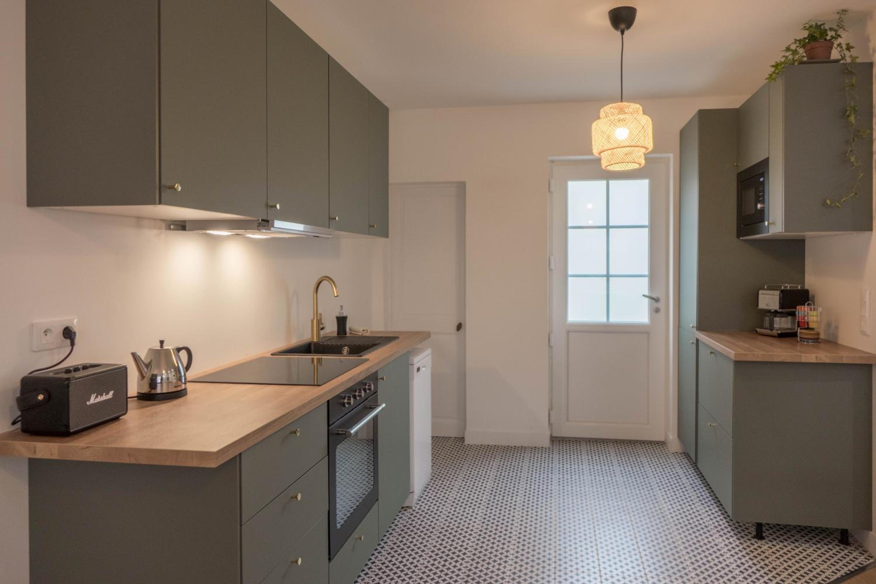 Maison calme et familiale avec cour, 3 chambres, 3 salles de bains à 10 min à pied de la gare
