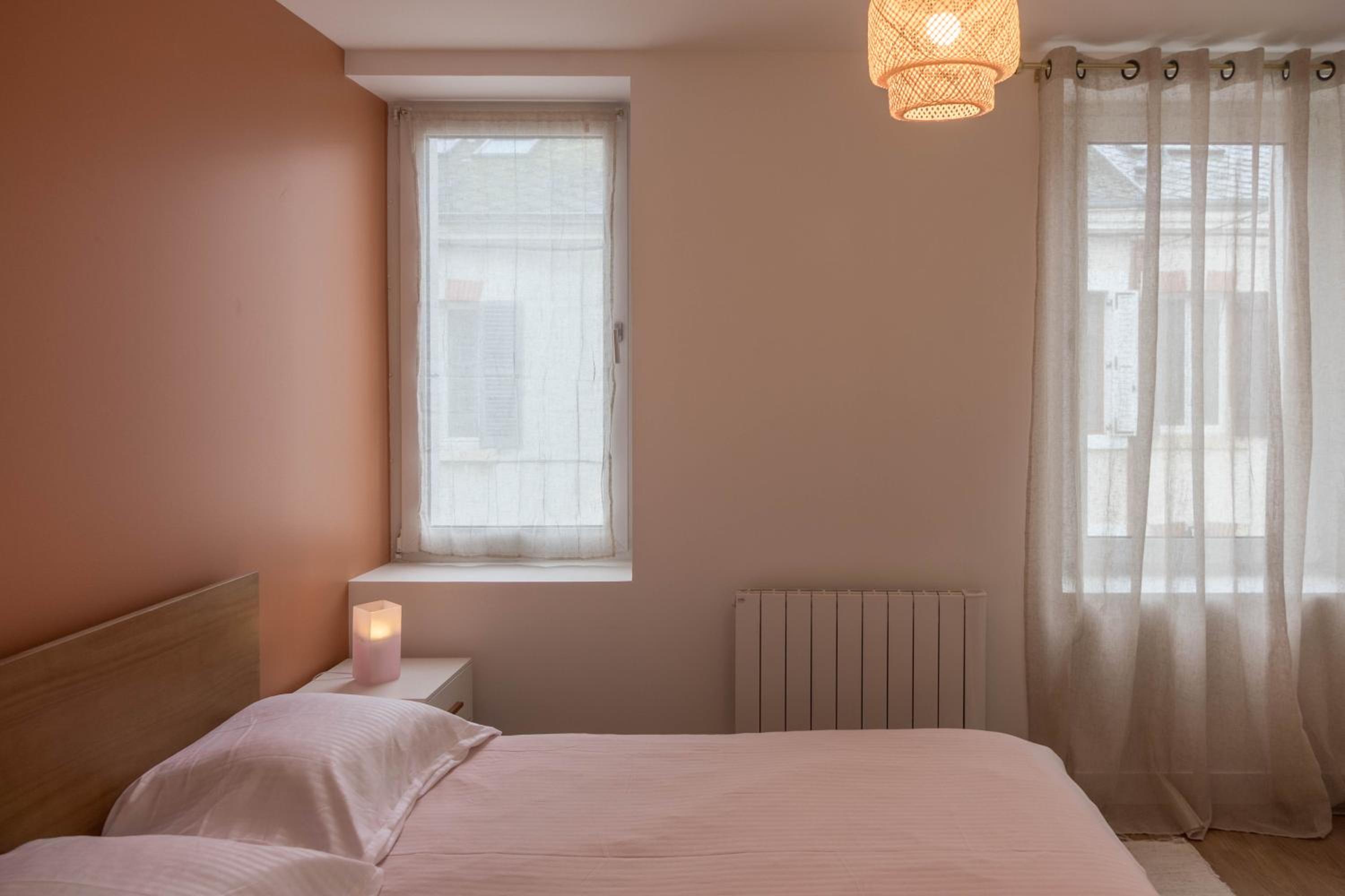 Maison calme et familiale avec cour, 3 chambres, 3 salles de bains à 10 min à pied de la gare
