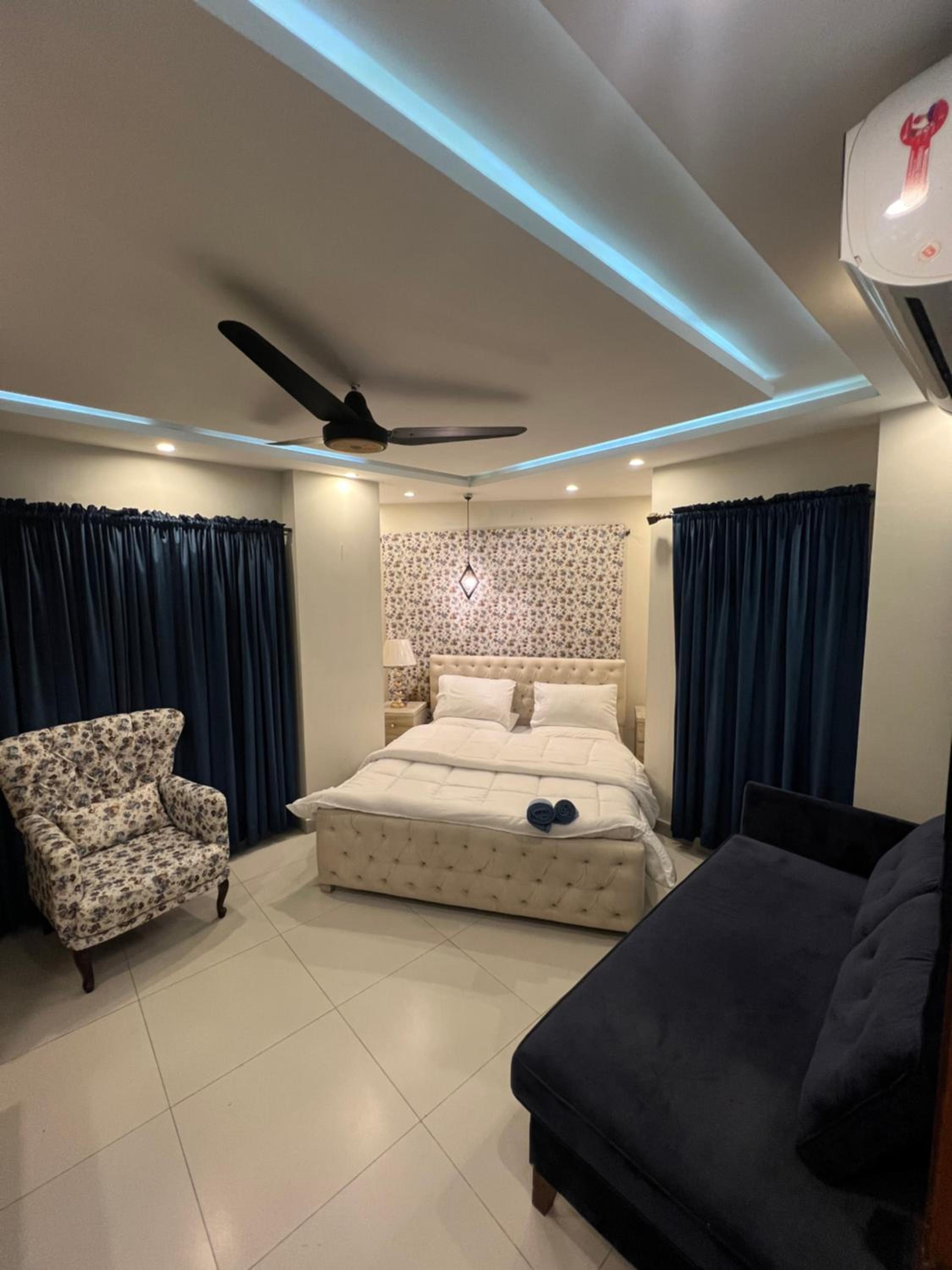 The Luxe Loft- Designer 1 bed Apt in Bahria ph 7 view 4