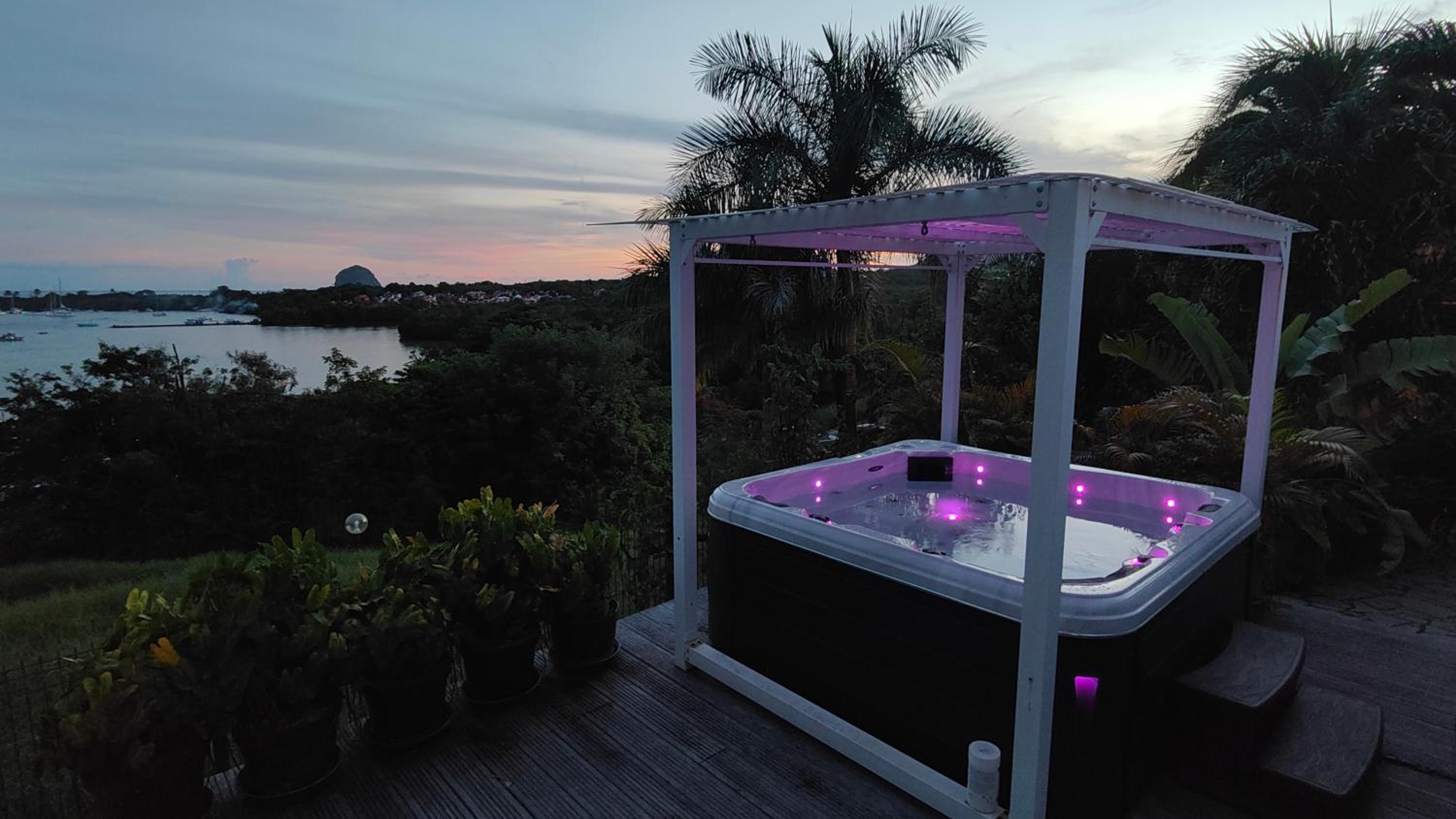 Jacuzzi, Sauna, Piscine et Magnifique Vue sur la Mer ! Vivez le Luxe de la Dépendance de la Villa Nadia view 2