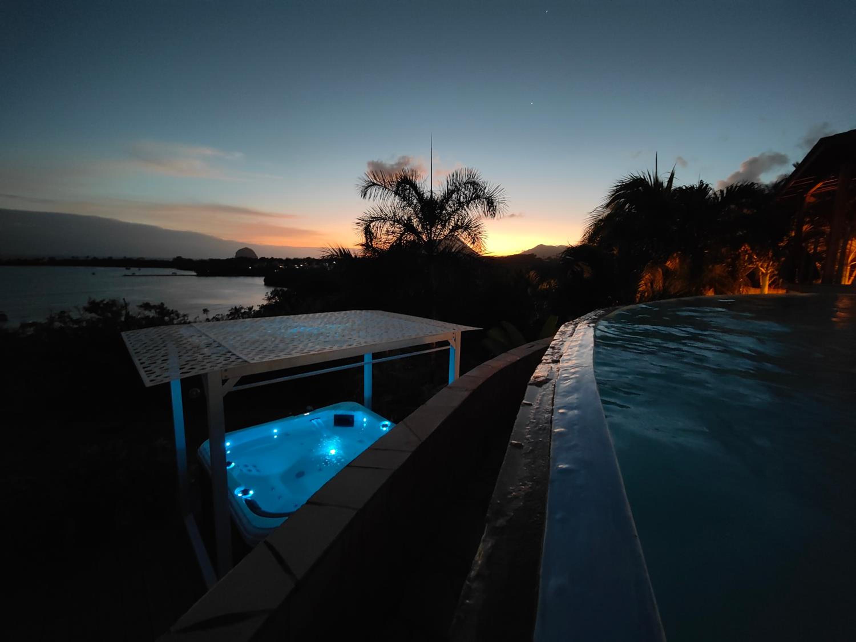 Jacuzzi, Sauna, Piscine et Magnifique Vue sur la Mer ! Vivez le Luxe de la Dépendance de la Villa Nadia view 3