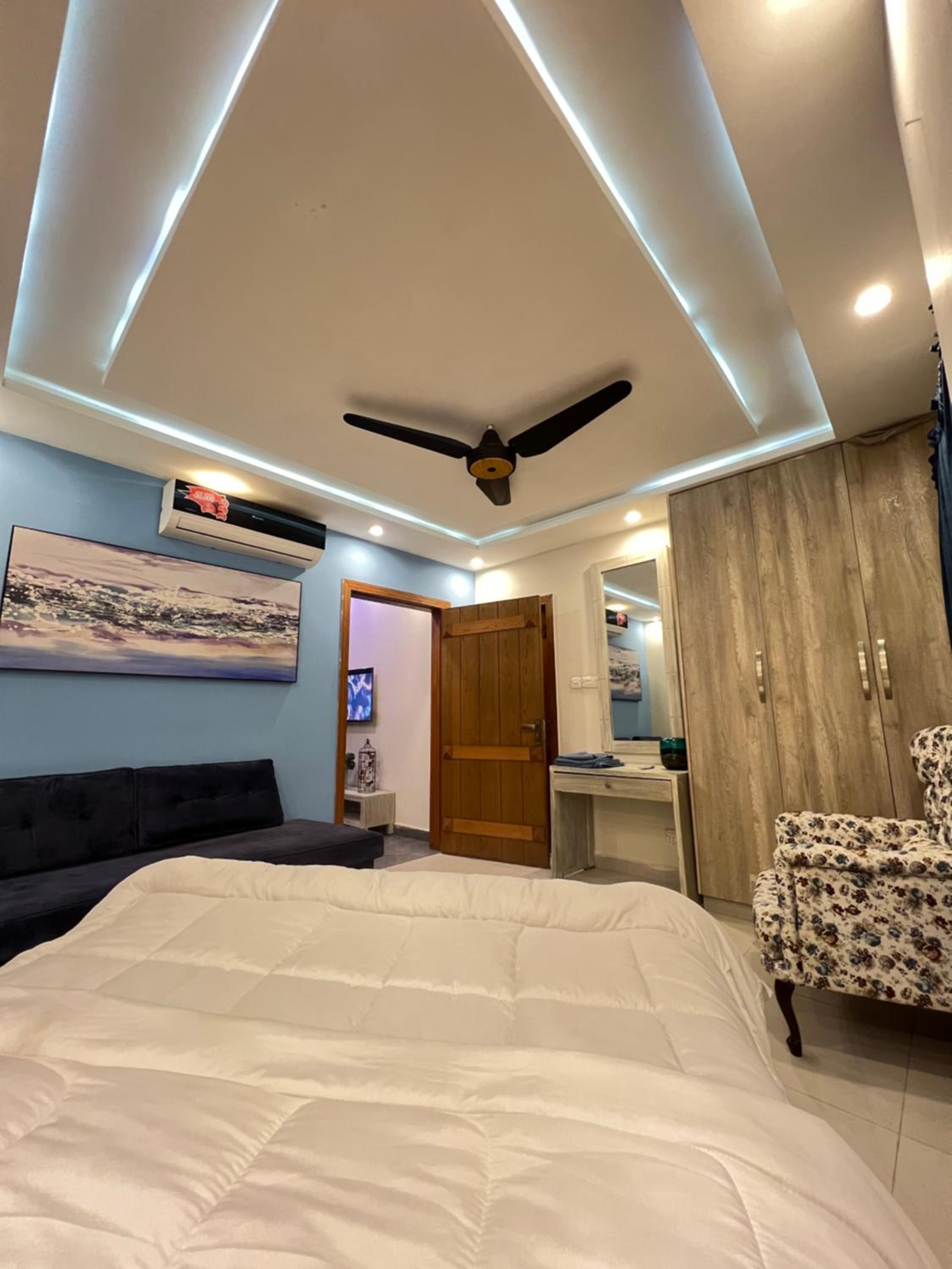 The Luxe Loft- Designer 1 bed Apt in Bahria ph 7 view 5