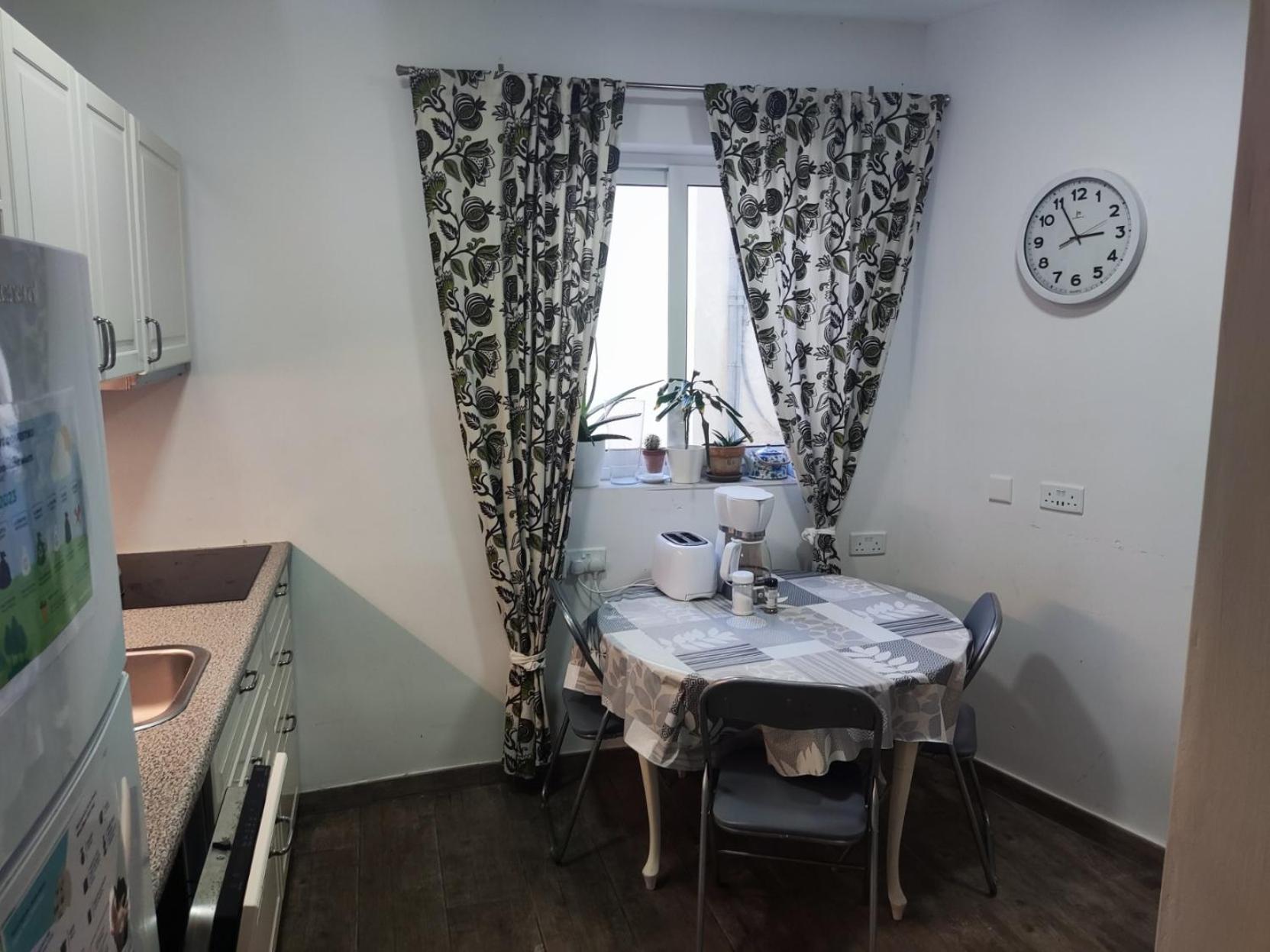 Cosy bedroom in a shared Maltese townhouse photo 2